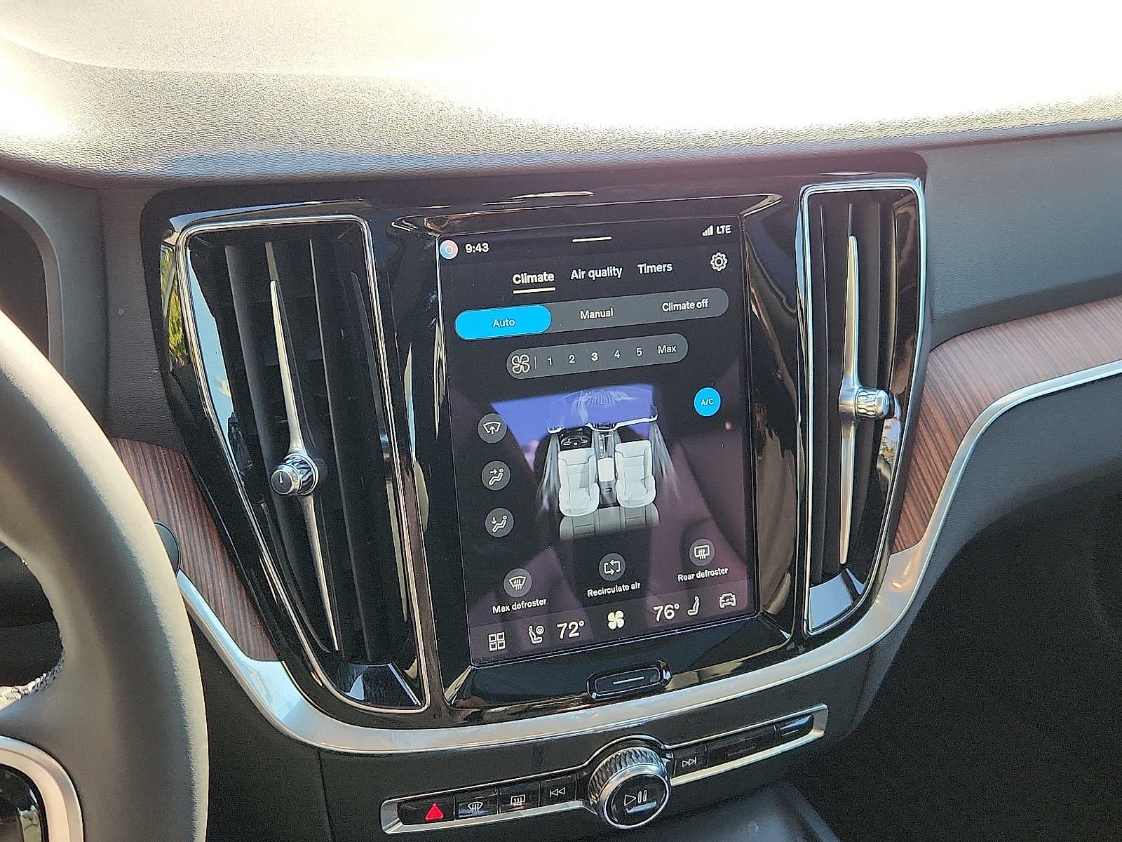 2024 Volvo S60 Plus Dark Theme