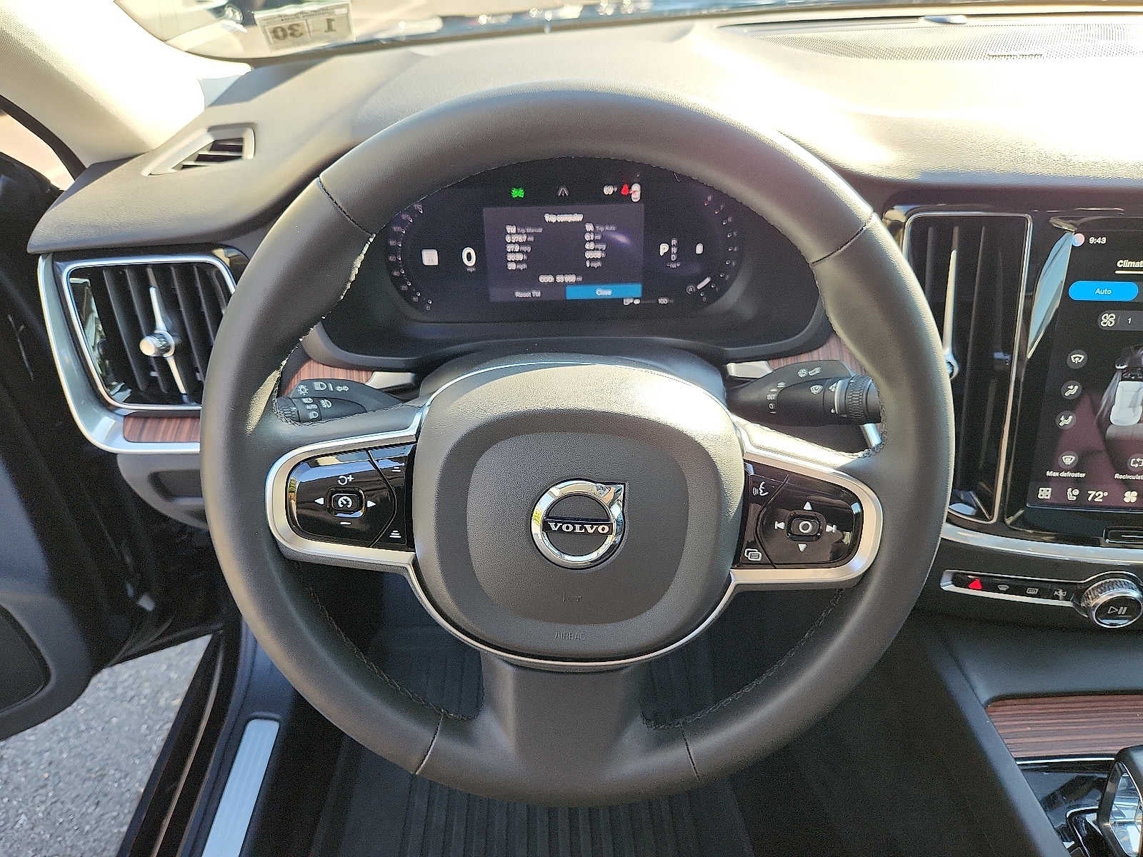 2024 Volvo S60 Plus Dark Theme