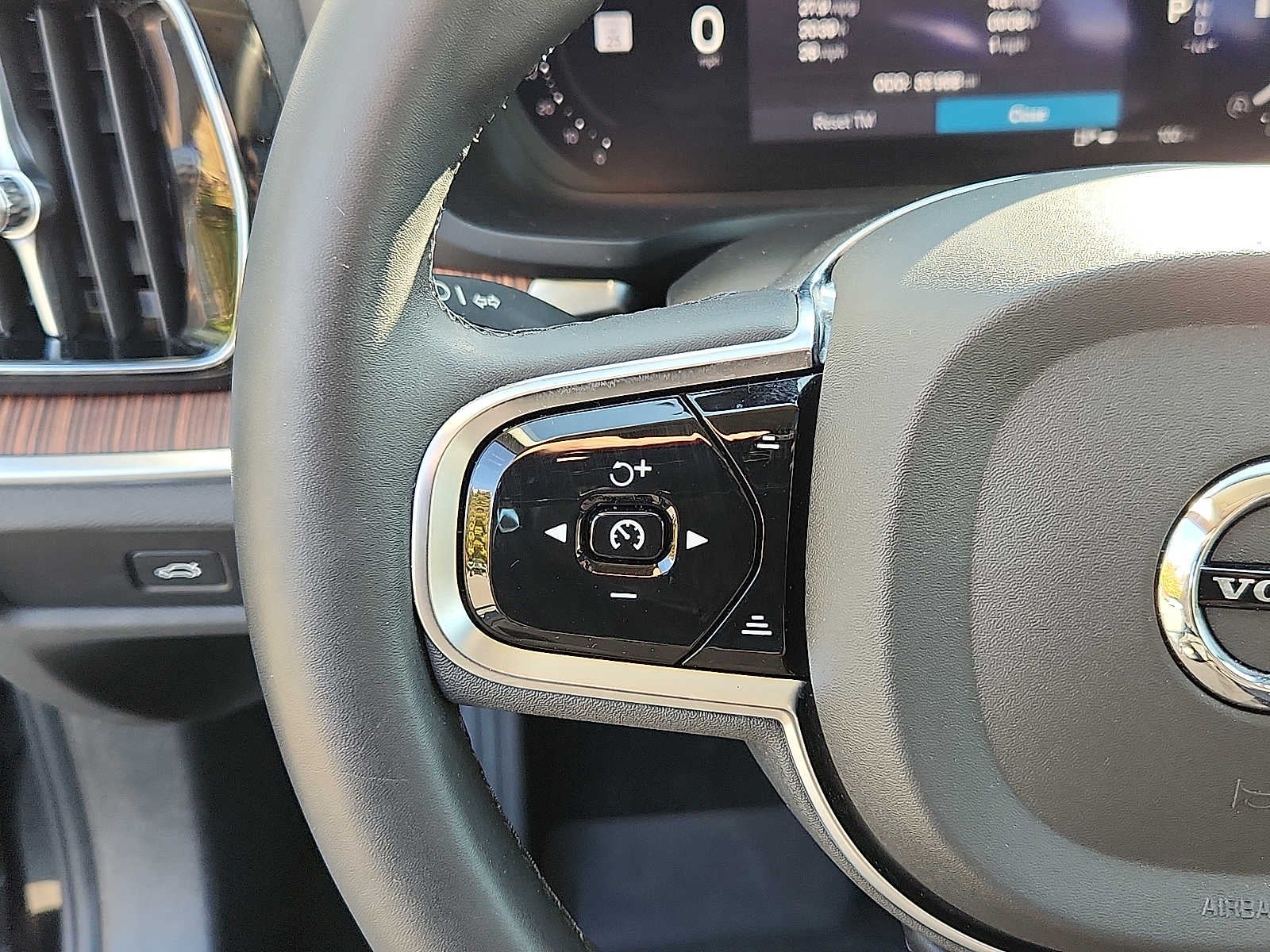2024 Volvo S60 Plus Dark Theme