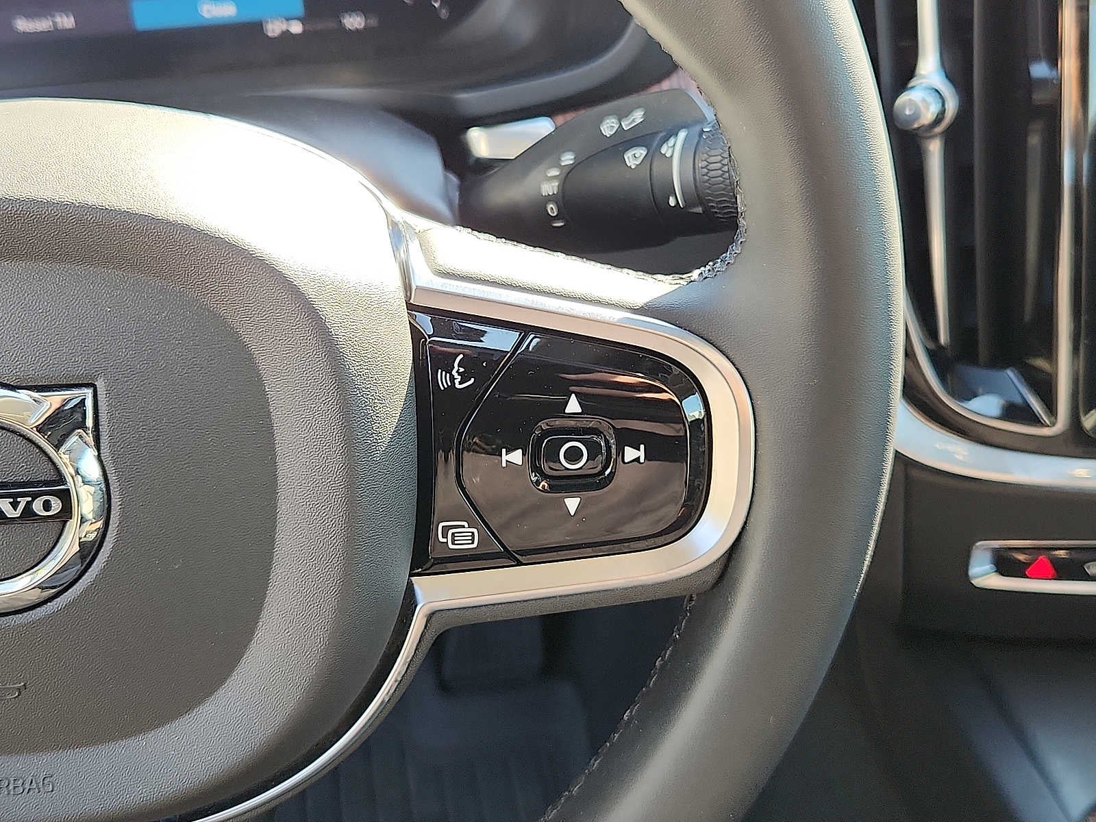 2024 Volvo S60 Plus Dark Theme