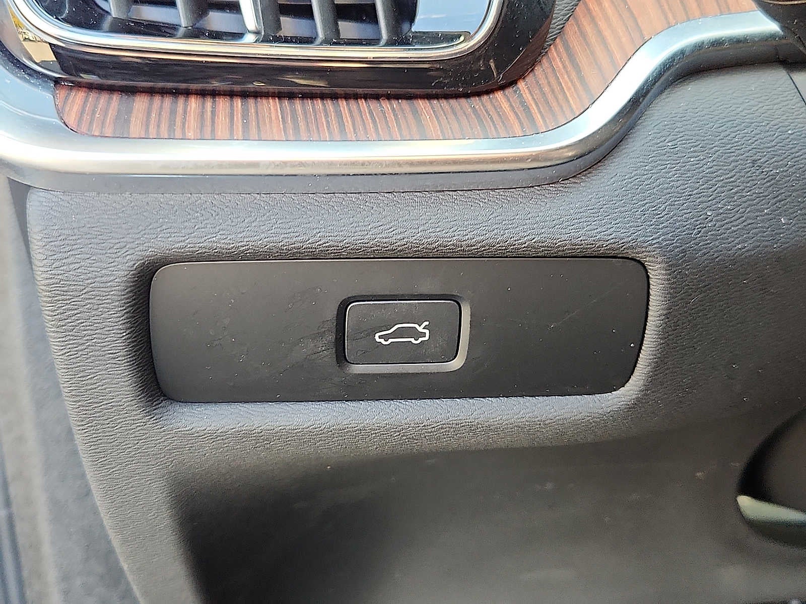 2024 Volvo S60 Plus Dark Theme