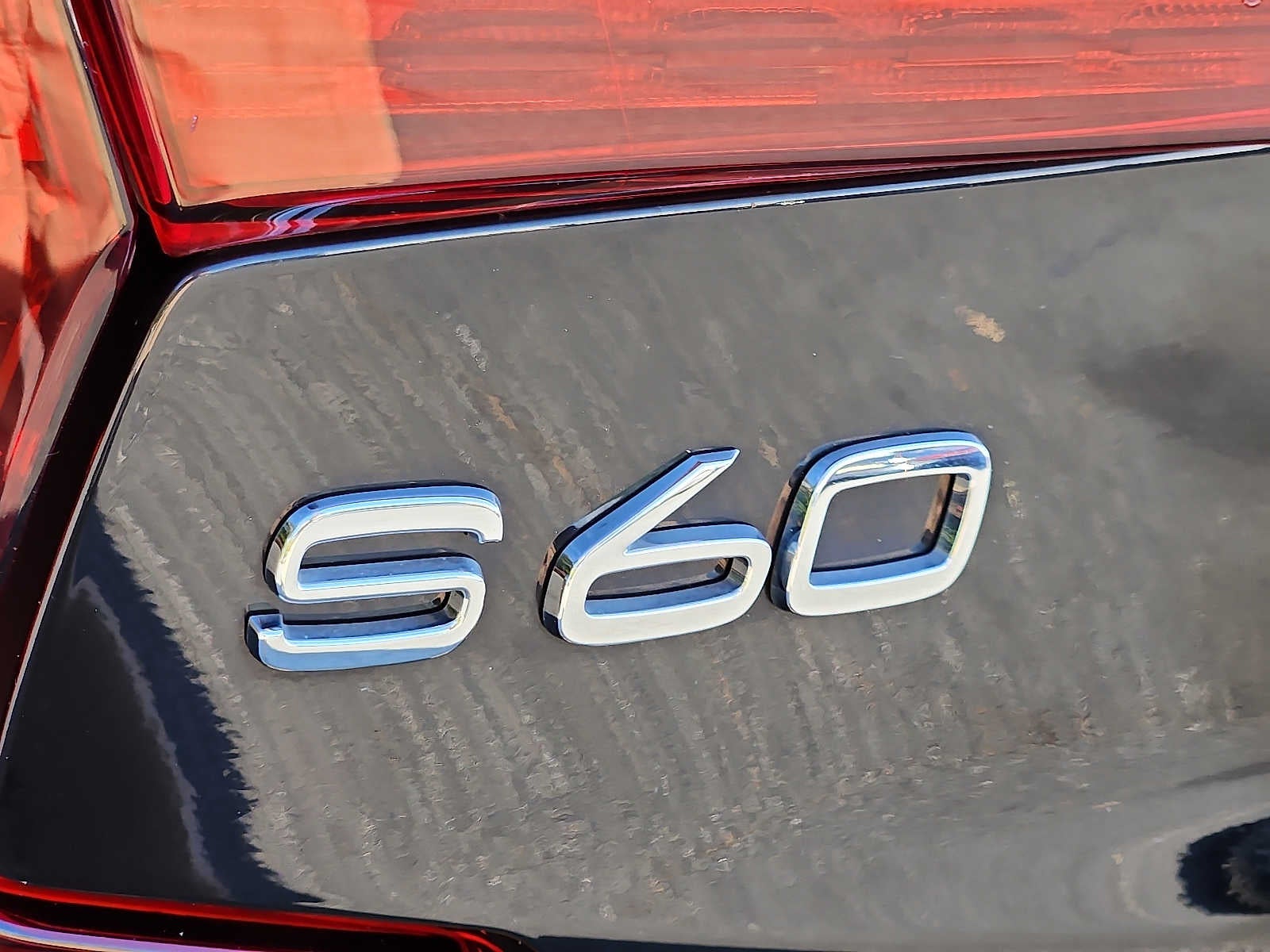 2024 Volvo S60 Plus Dark Theme