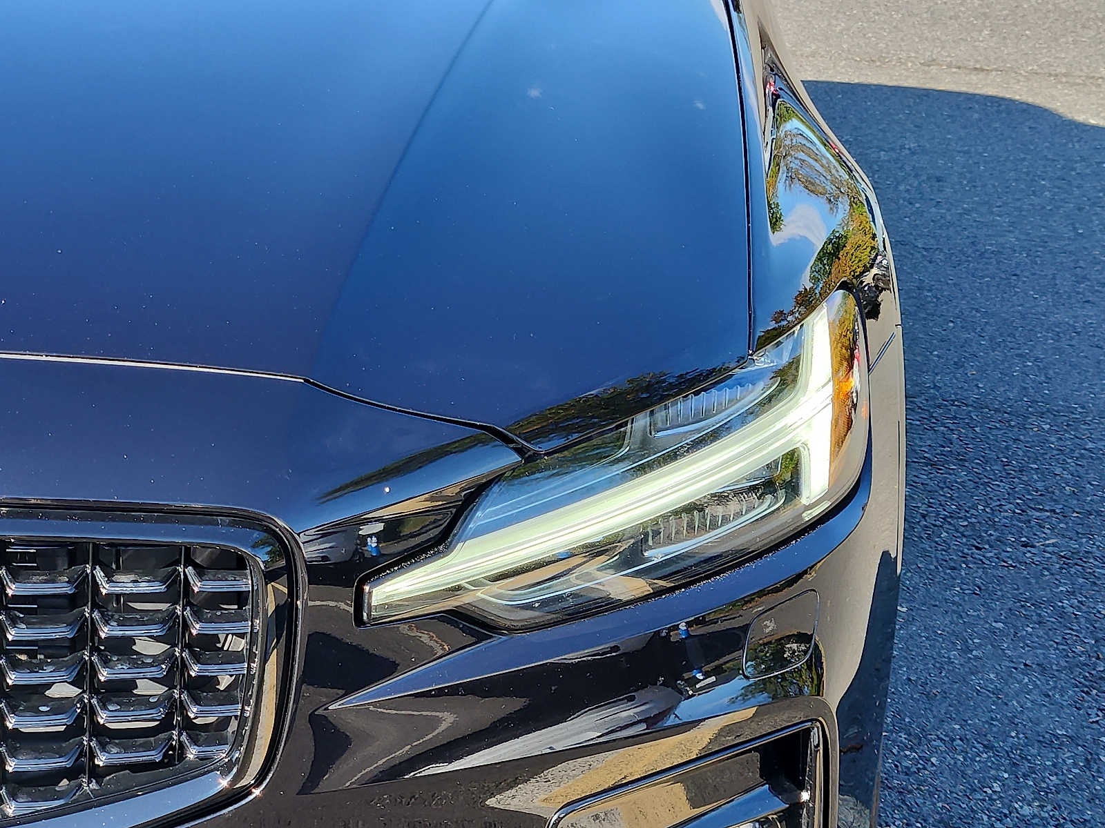 2024 Volvo S60 Plus Dark Theme