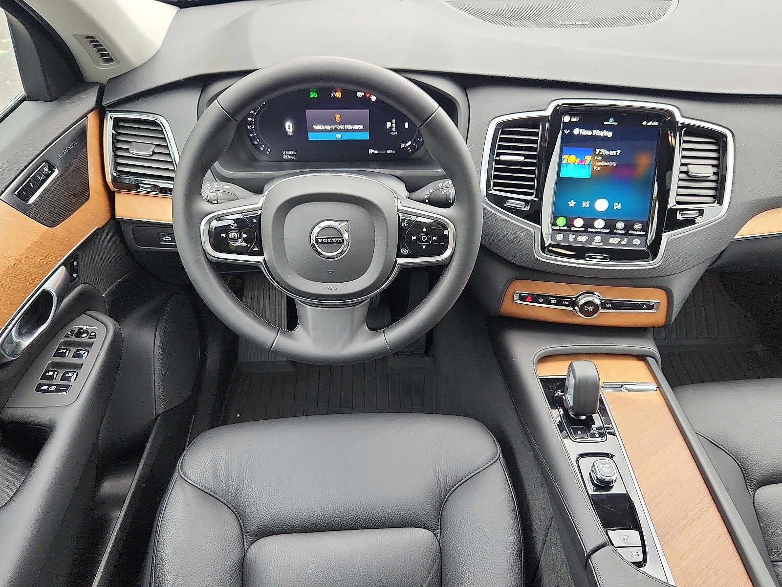 2024 Volvo XC90 Plus Bright Theme