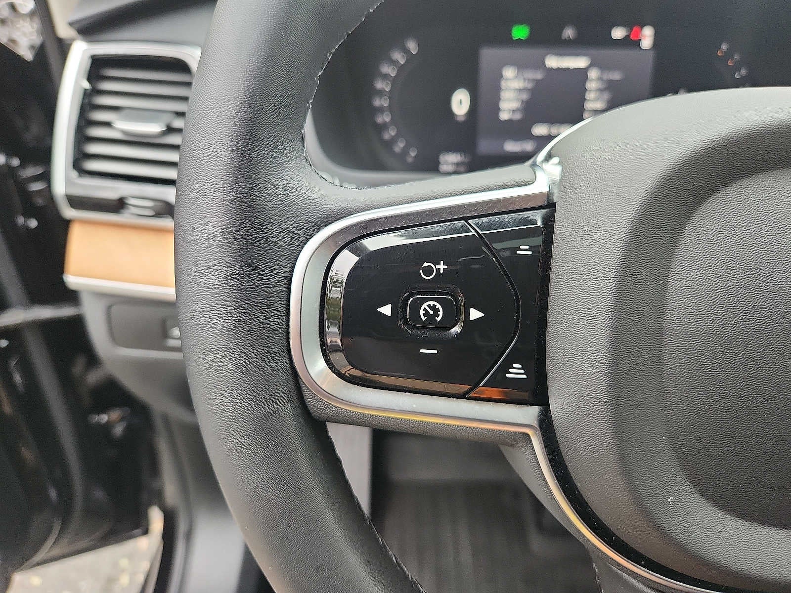 2024 Volvo XC90 Plus Bright Theme