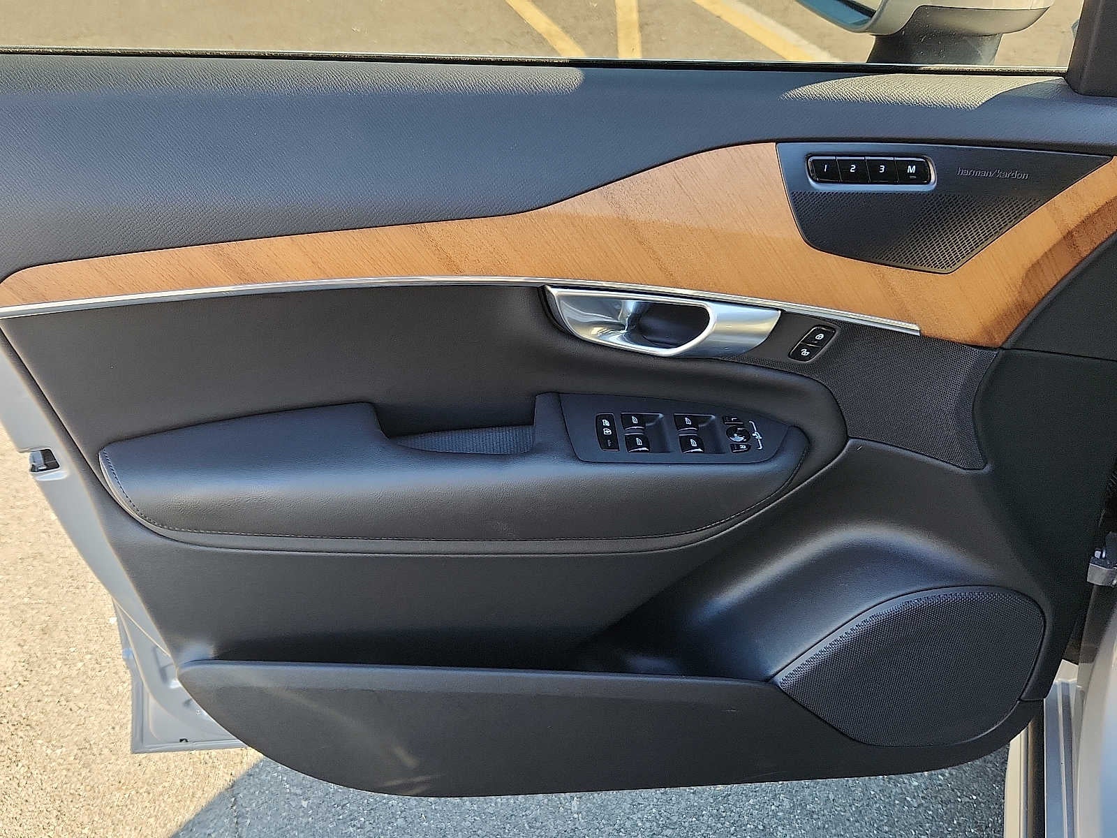 2024 Volvo XC90 Plus Bright Theme