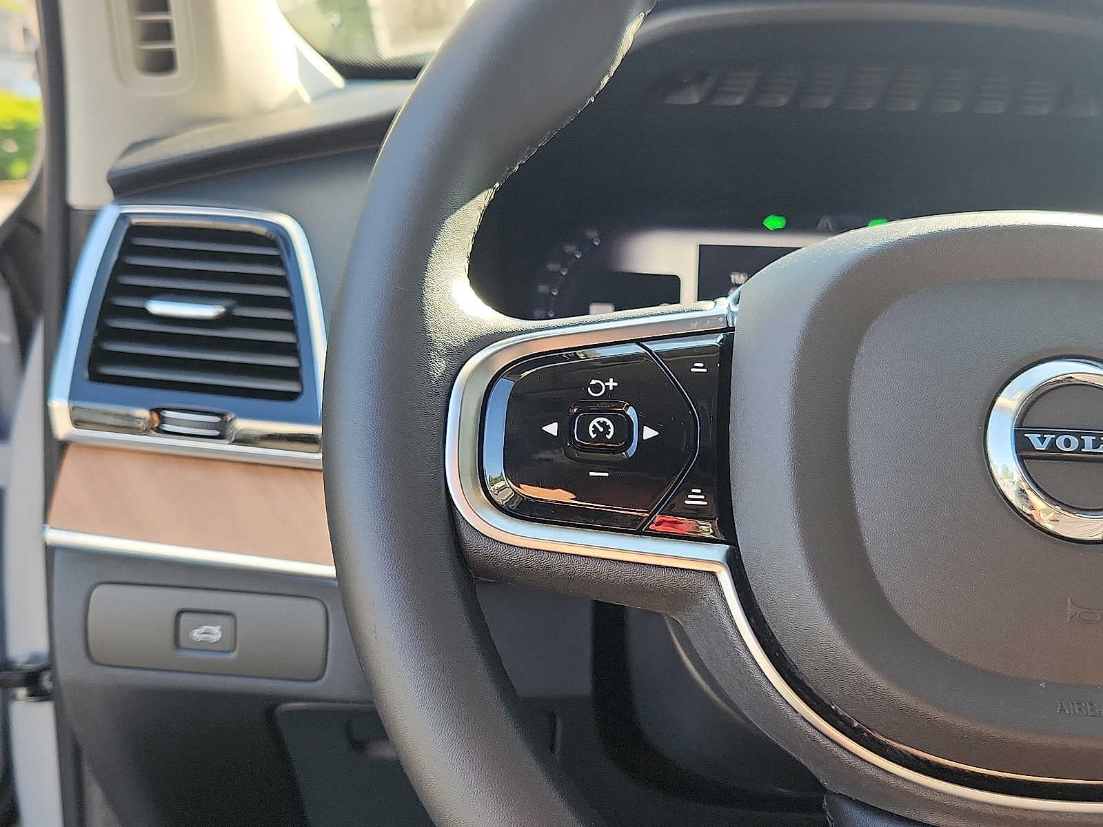 2024 Volvo XC90 Plus Bright Theme