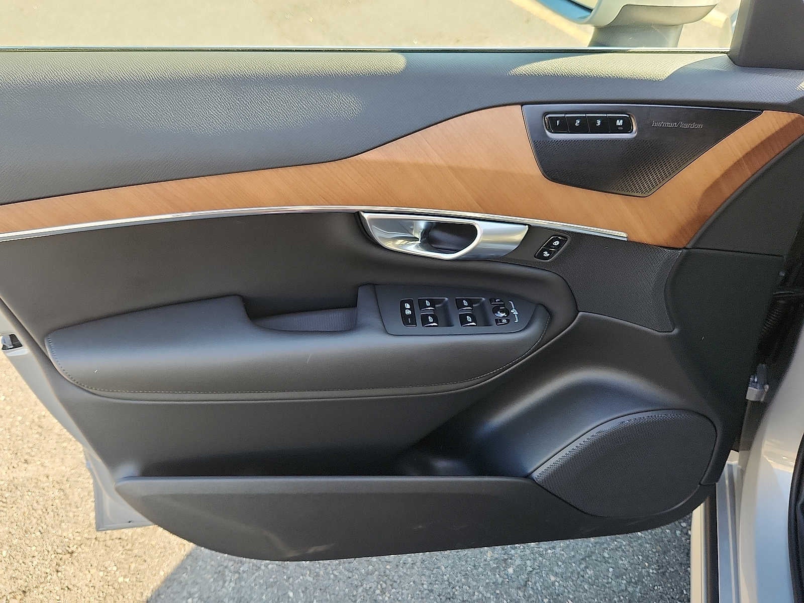 2024 Volvo XC90 Plus Bright Theme