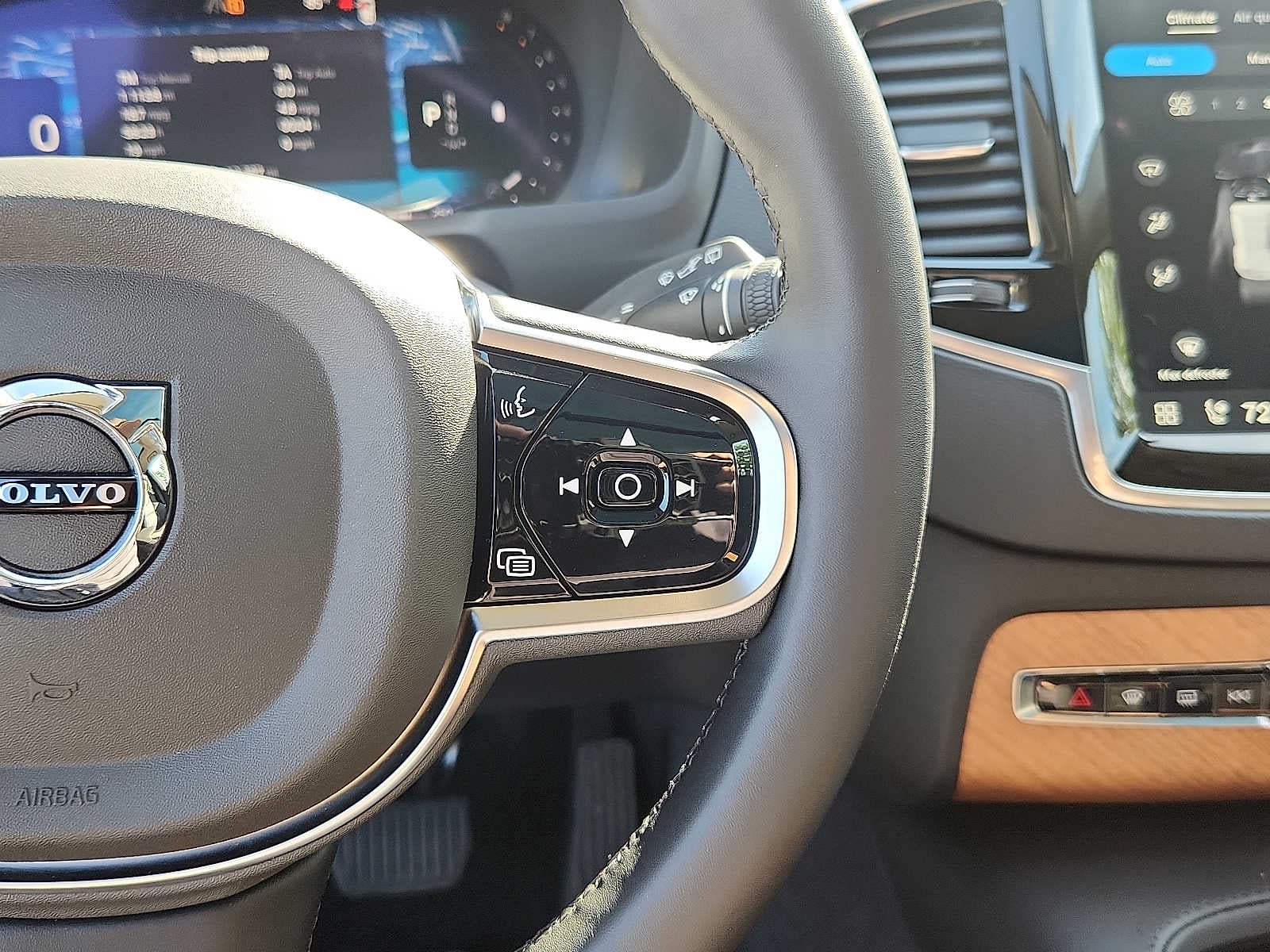 2024 Volvo XC90 Plus Bright Theme