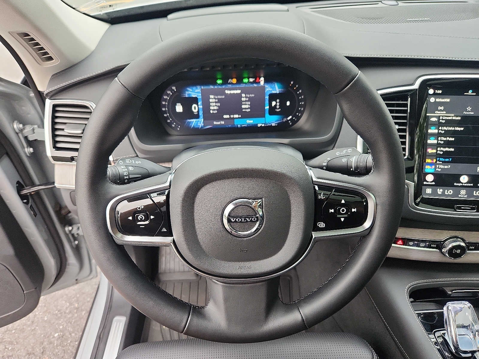 2024 Volvo XC90 Ultimate Bright Theme