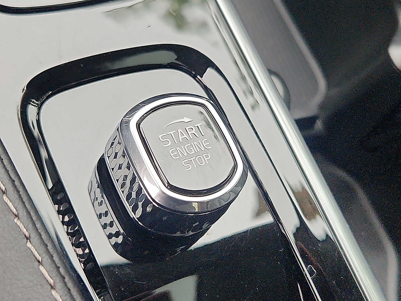 2024 Volvo XC90 Ultimate Bright Theme