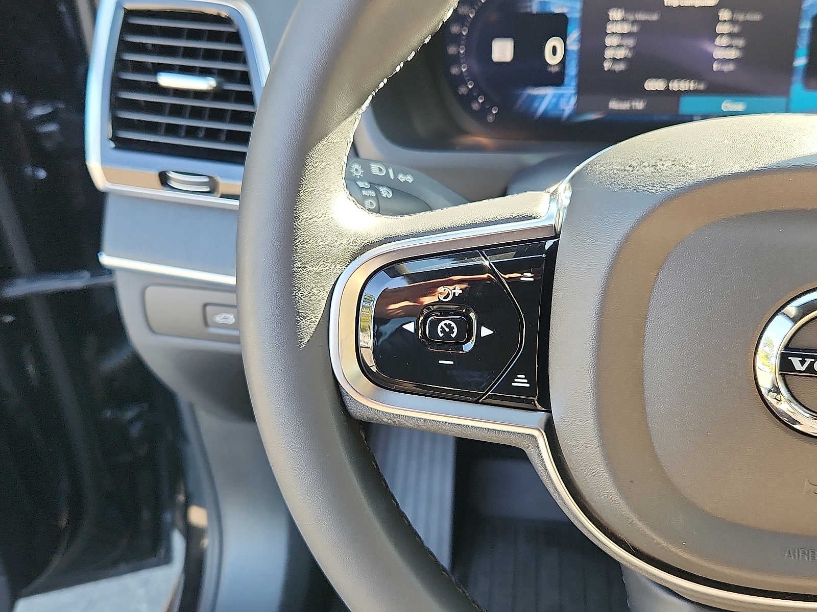 2024 Volvo XC90 Ultimate Bright Theme