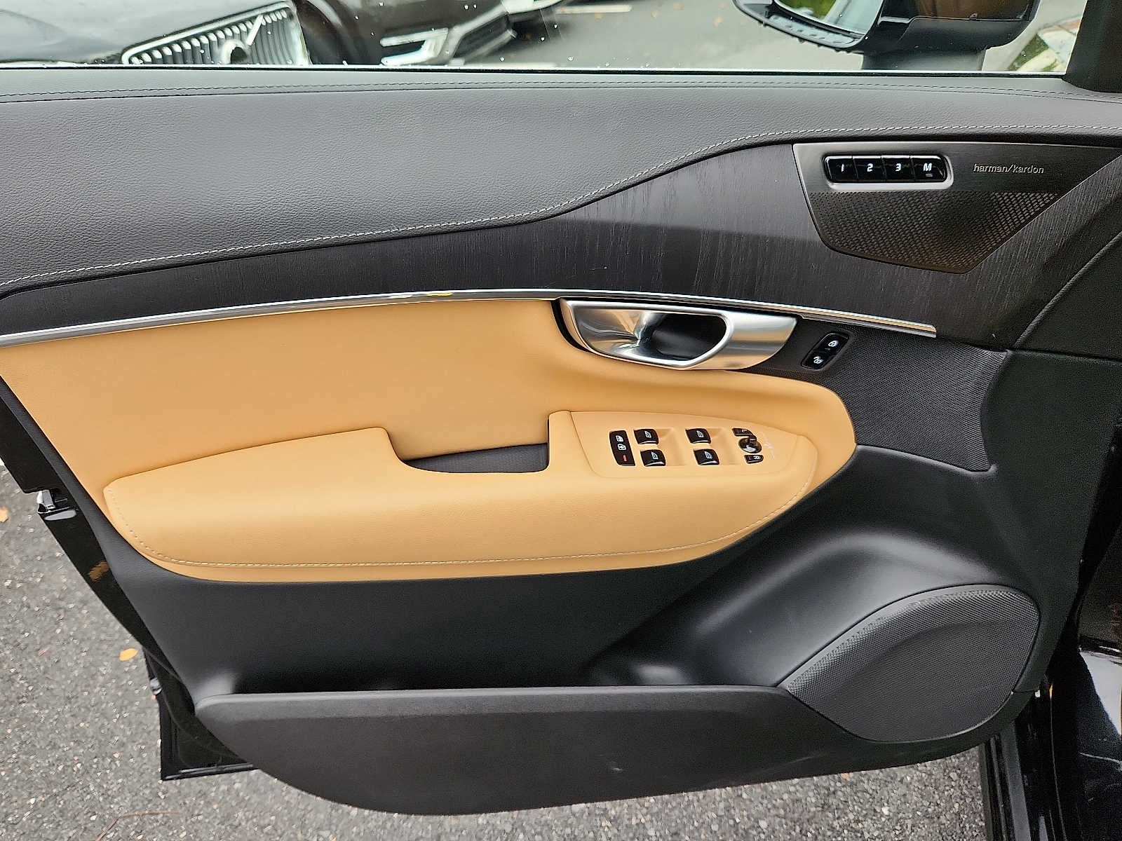 2024 Volvo XC90 Ultimate Bright Theme