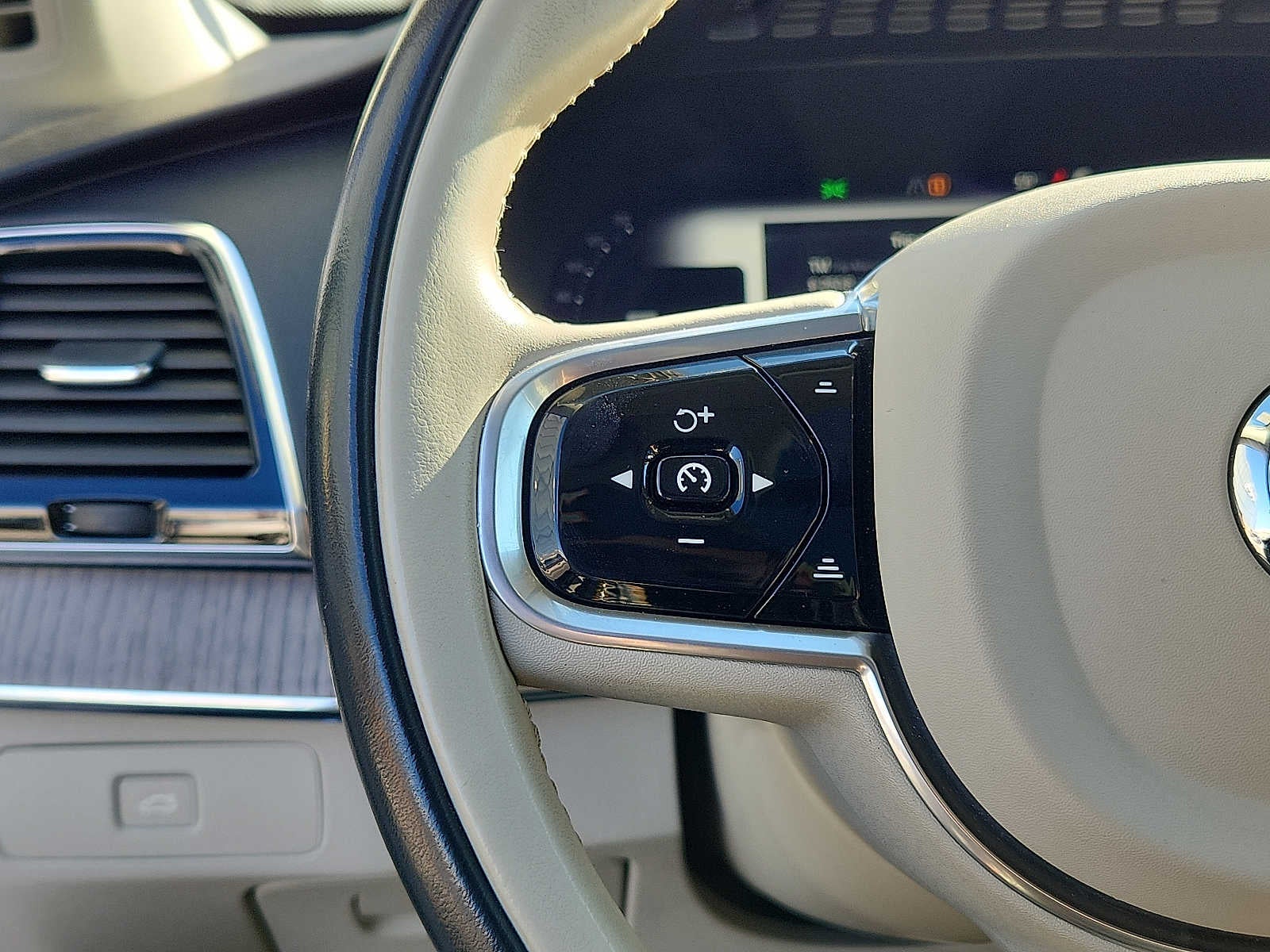 2023 Volvo XC90 Plus