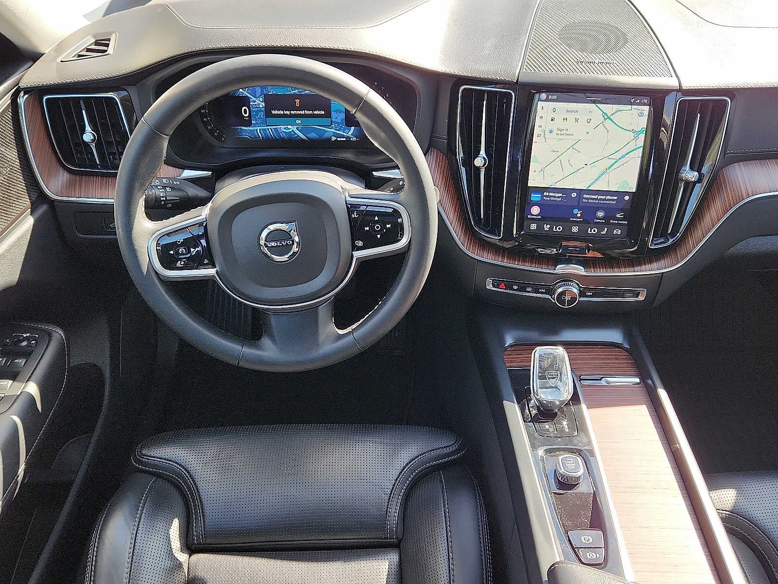 2023 Volvo XC60 Ultimate Bright Theme