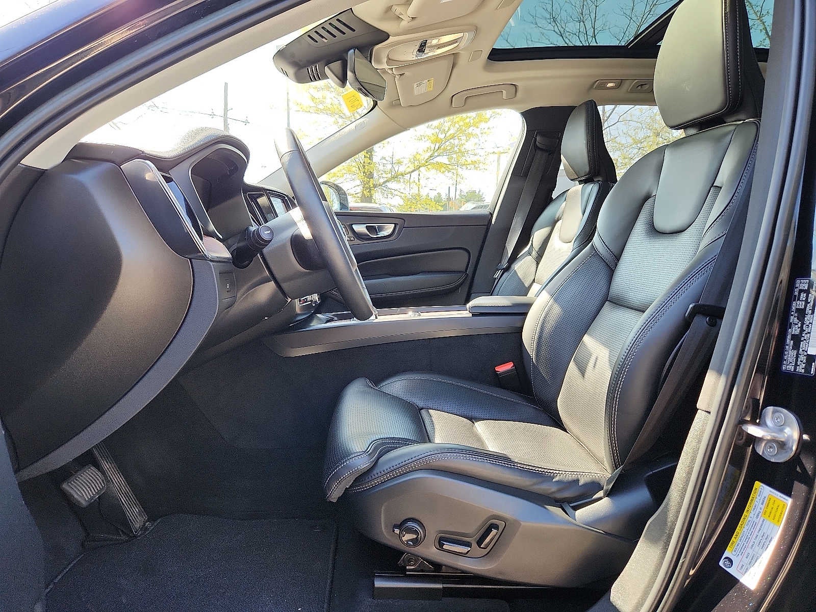 2023 Volvo XC60 Ultimate Bright Theme