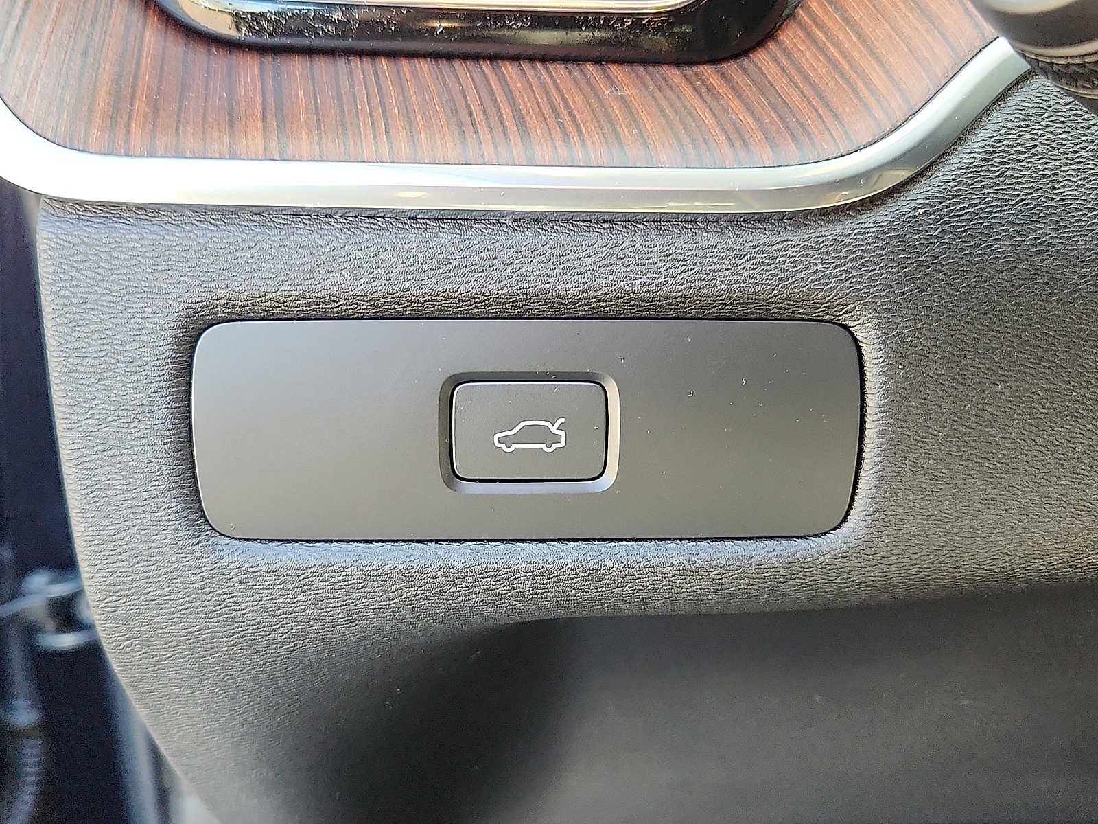 2023 Volvo XC60 Ultimate Bright Theme