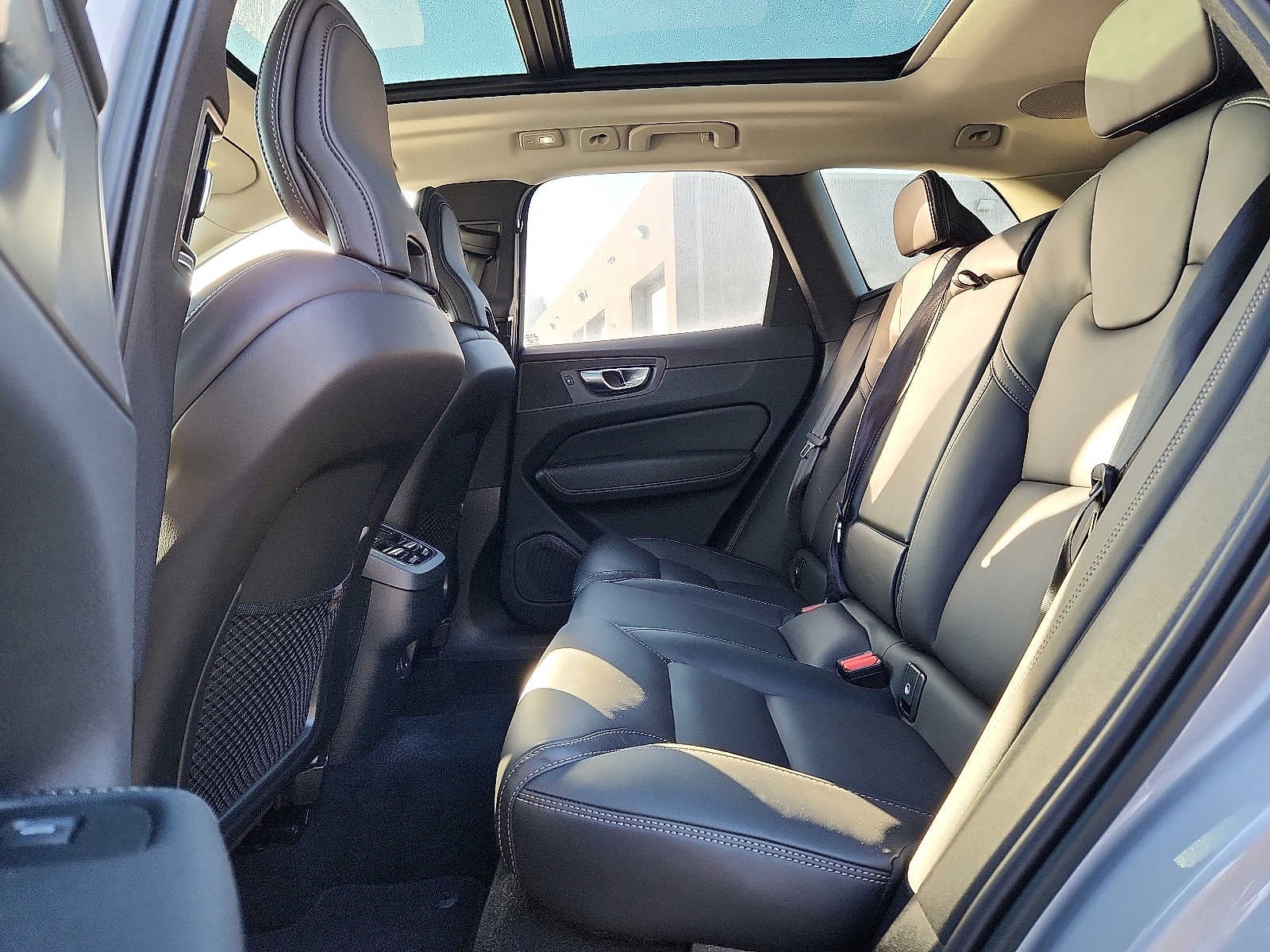 2023 Volvo XC60 Ultimate Bright Theme