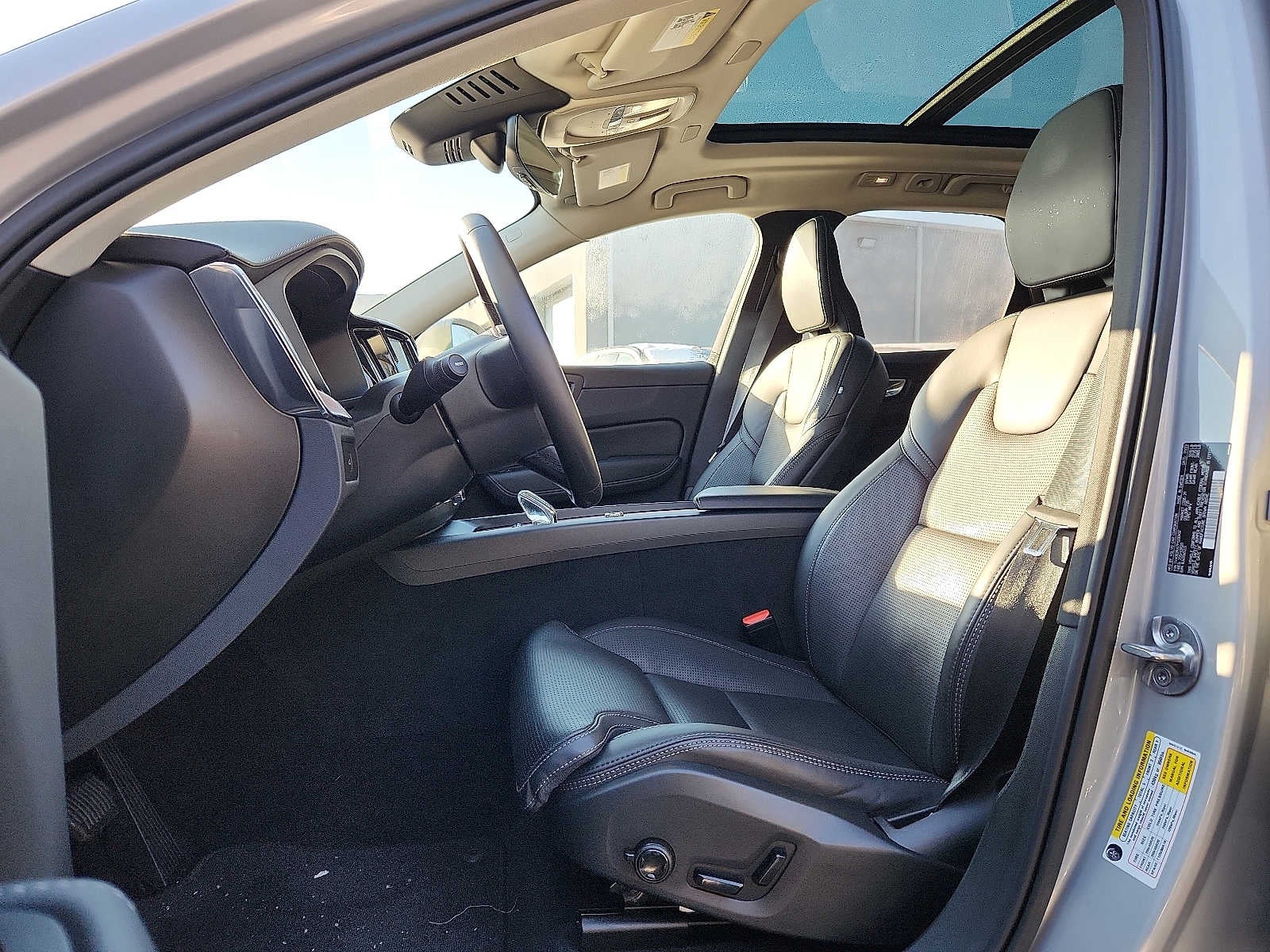 2023 Volvo XC60 Ultimate Bright Theme