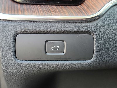 2023 Volvo XC60 Ultimate Bright Theme