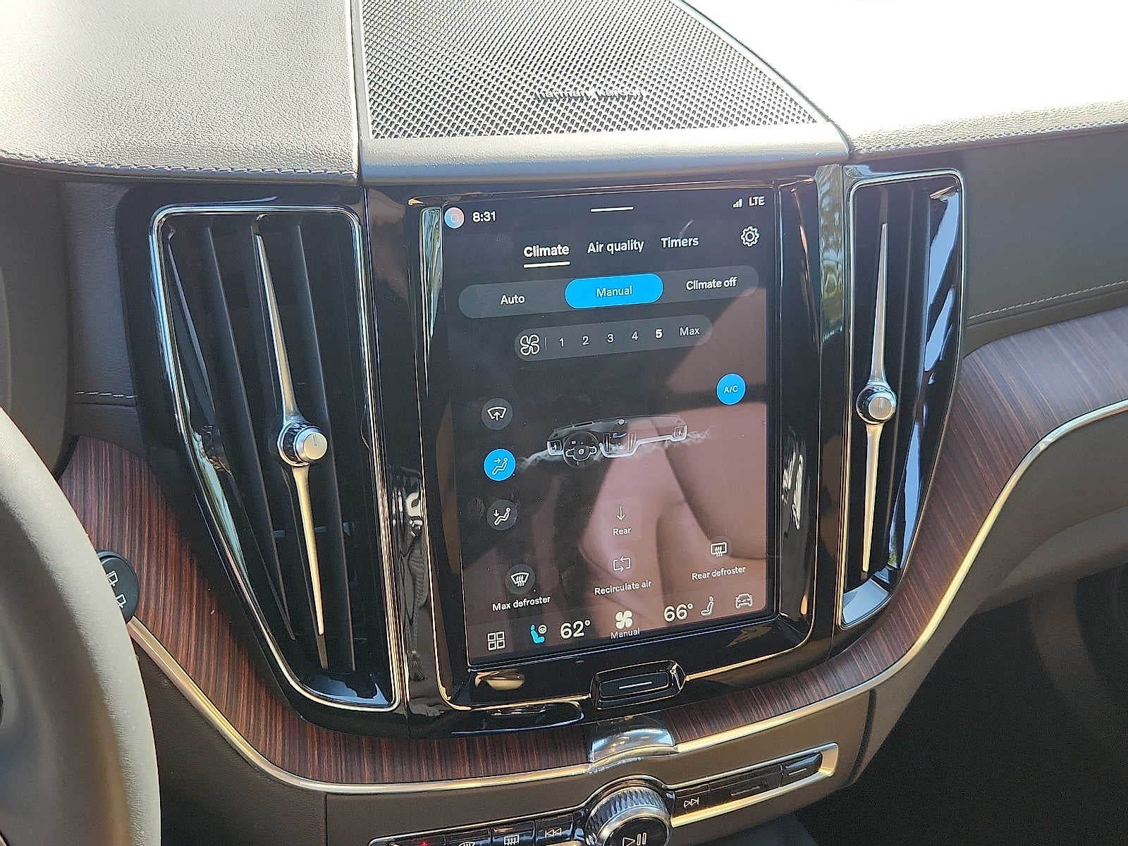 2023 Volvo XC60 Ultimate Dark Theme