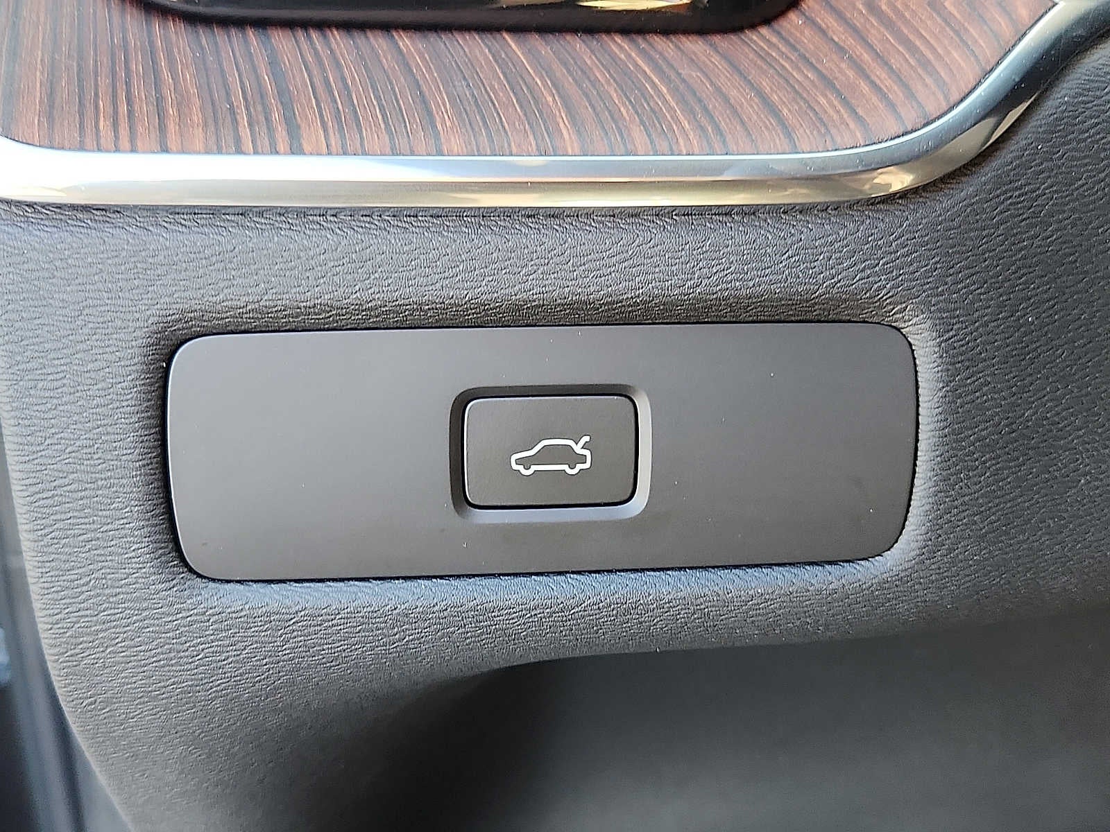 2023 Volvo XC60 Ultimate Dark Theme