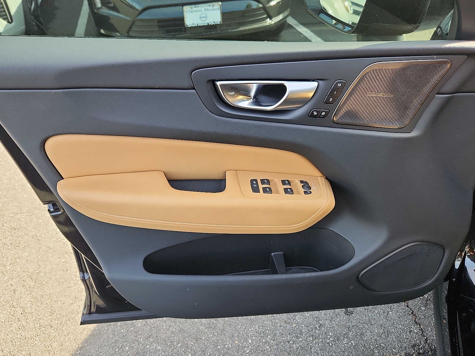 2023 Volvo XC60 Ultimate Dark Theme