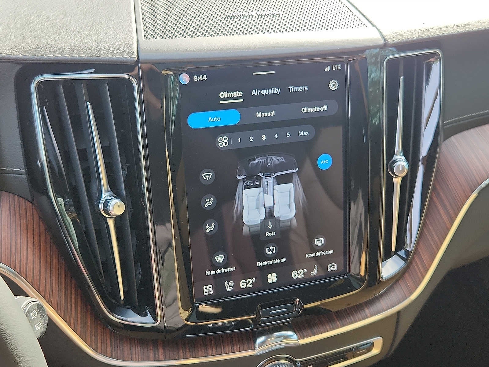 2023 Volvo XC60 Ultimate Dark Theme