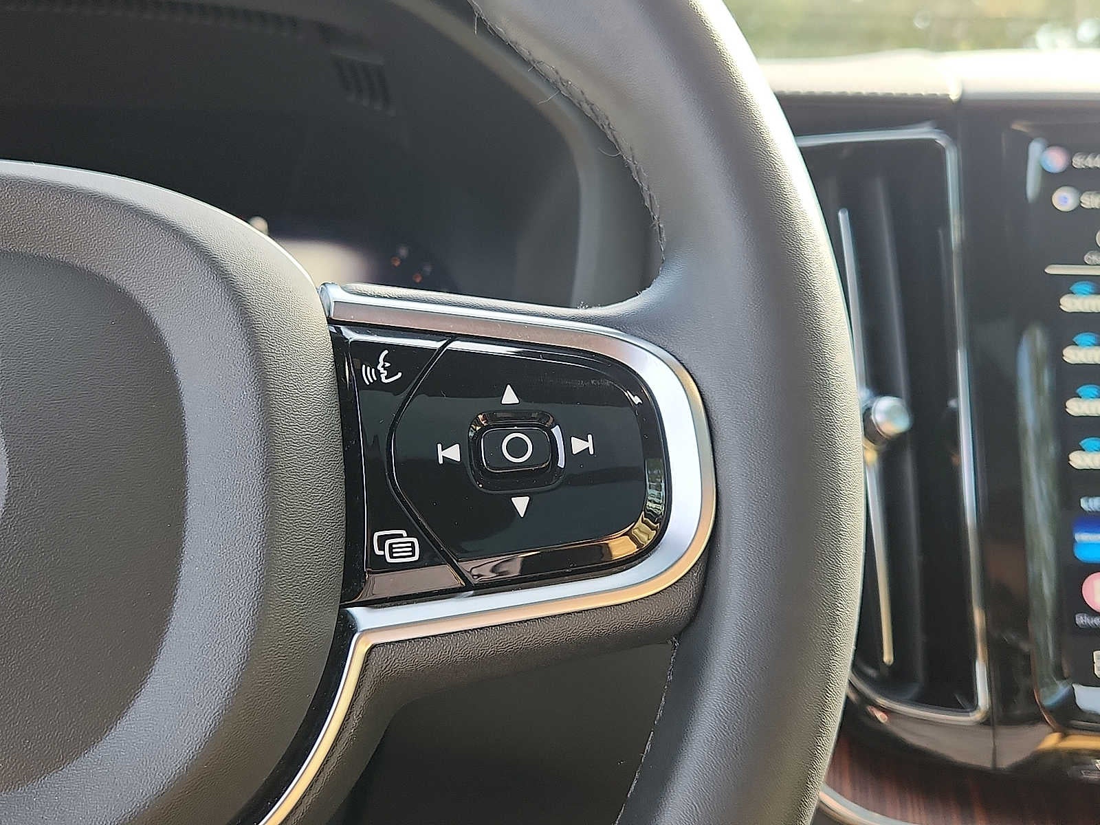 2023 Volvo XC60 Ultimate Dark Theme