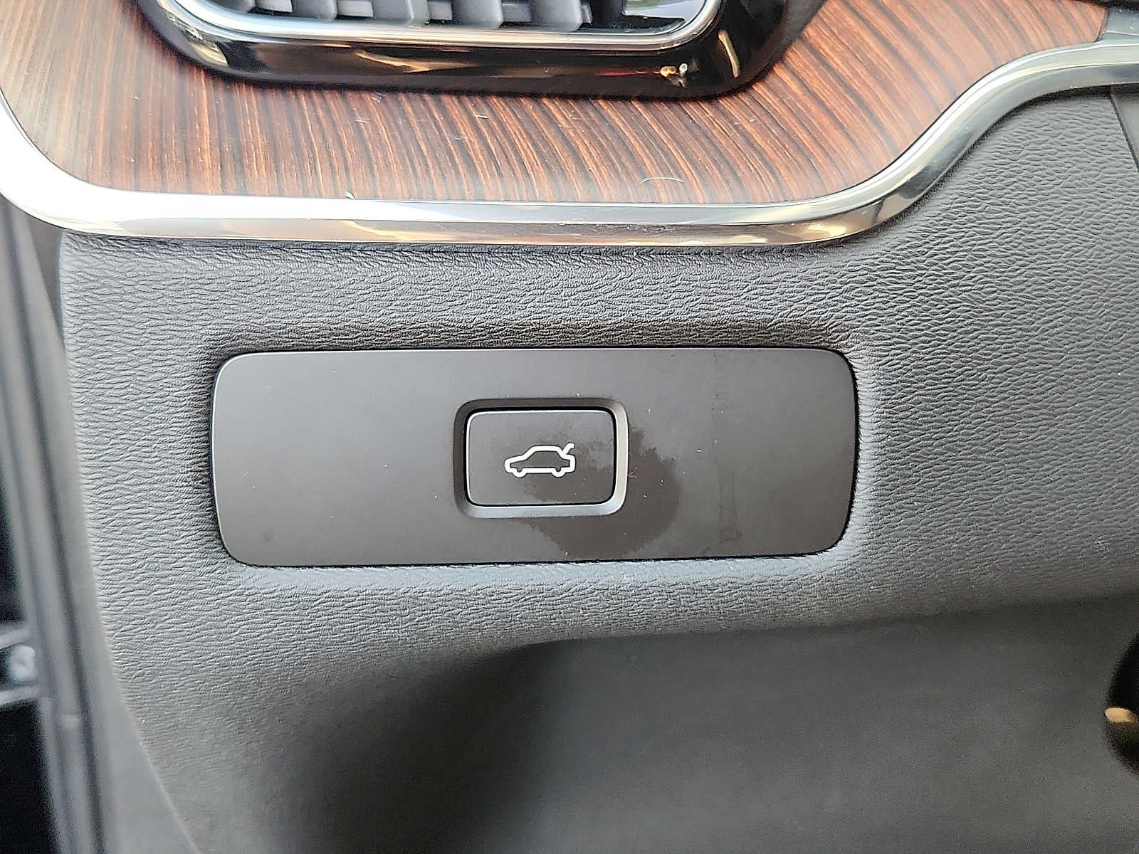 2023 Volvo XC60 Ultimate Dark Theme