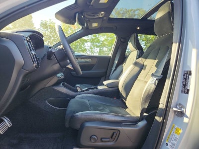 2022 Volvo XC40 R-Design