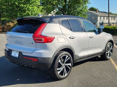 2022 Volvo XC40 R-Design