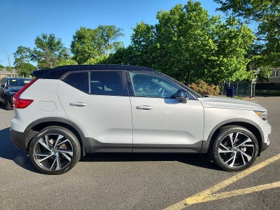2022 Volvo XC40 R-Design