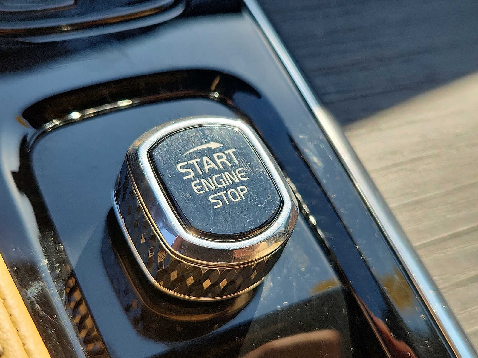 2023 Volvo XC90 Recharge Plug-In Hybrid Ultimate Bright Theme