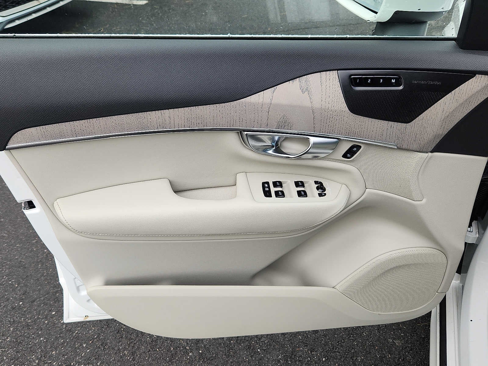 2024 Volvo XC90 Recharge Plug-In Hybrid Plus Bright Theme
