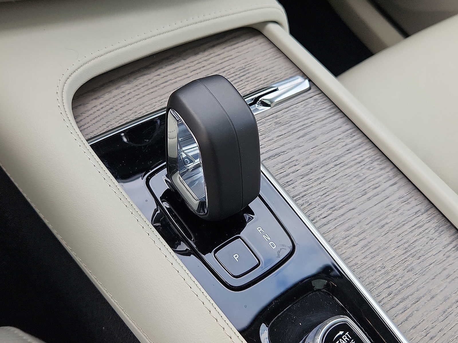 2024 Volvo XC90 Recharge Plug-In Hybrid Plus Bright Theme