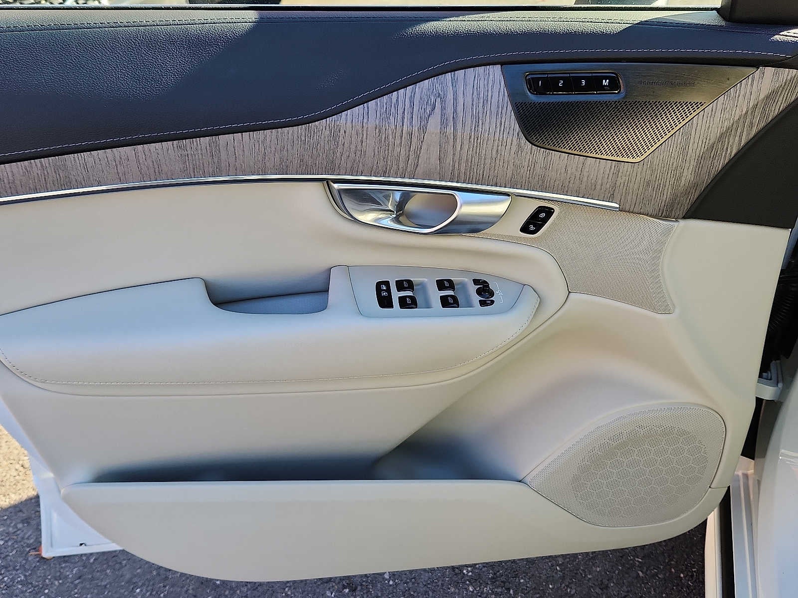 2024 Volvo XC90 Recharge Plug-In Hybrid Ultimate Bright Theme