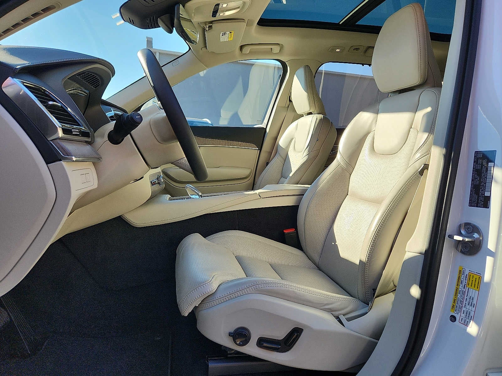 2024 Volvo XC90 Recharge Plug-In Hybrid Ultimate Bright Theme