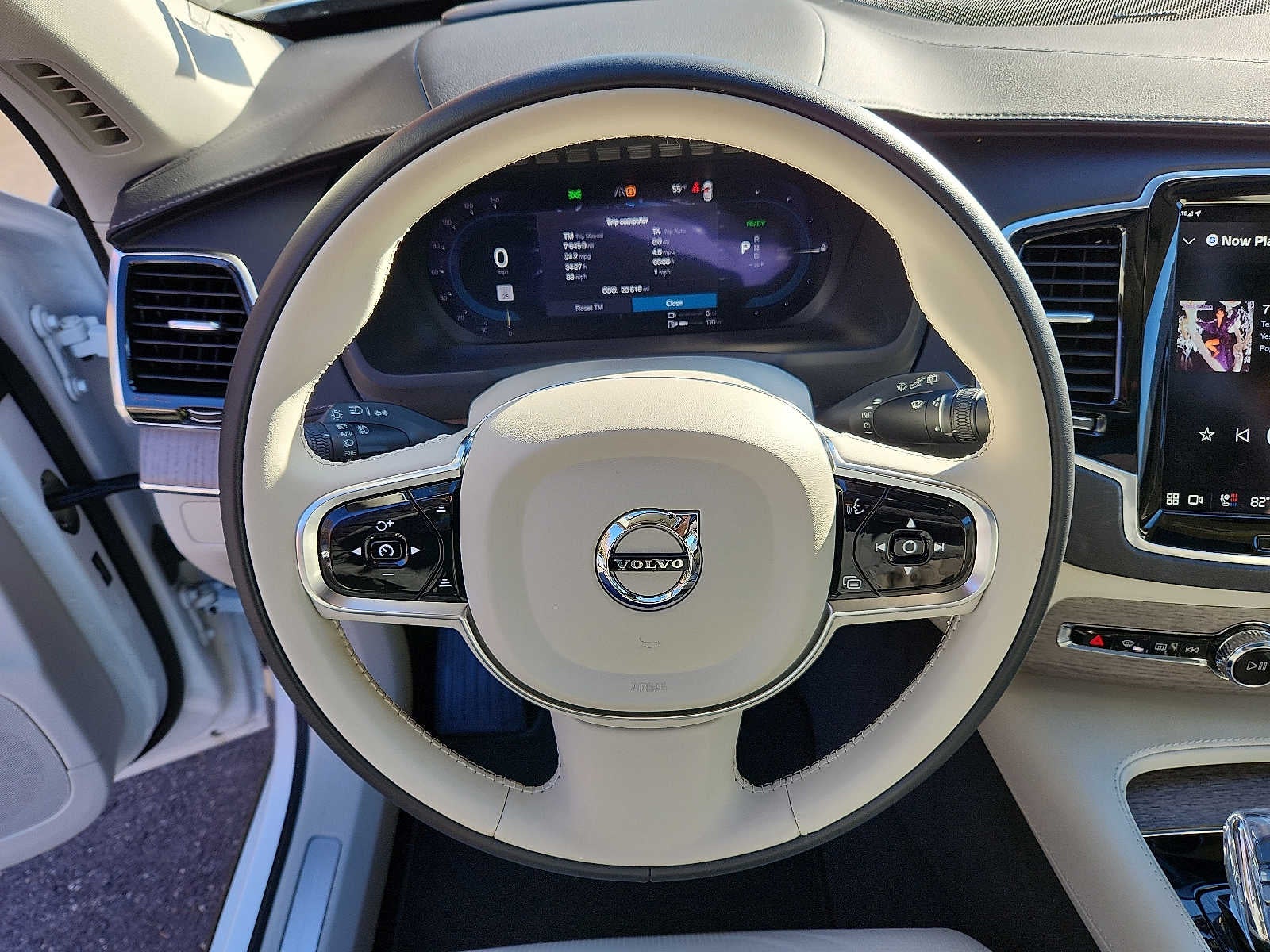 2024 Volvo XC90 Recharge Plug-In Hybrid Ultimate Bright Theme