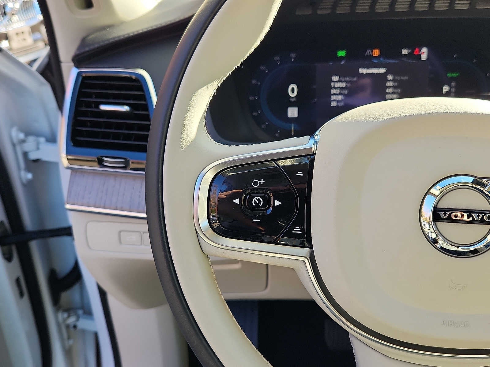 2024 Volvo XC90 Recharge Plug-In Hybrid Ultimate Bright Theme