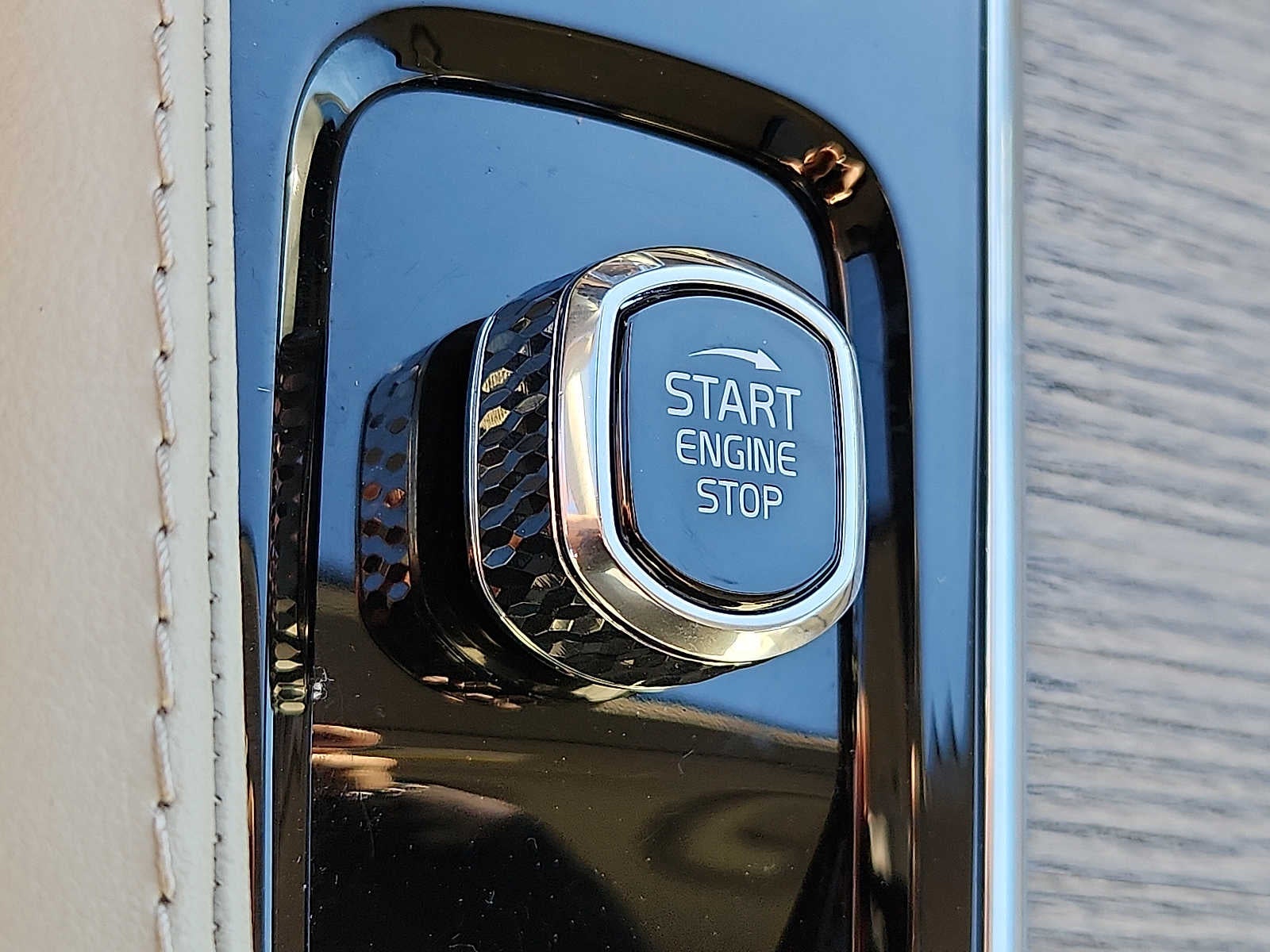 2024 Volvo XC90 Recharge Plug-In Hybrid Ultimate Bright Theme