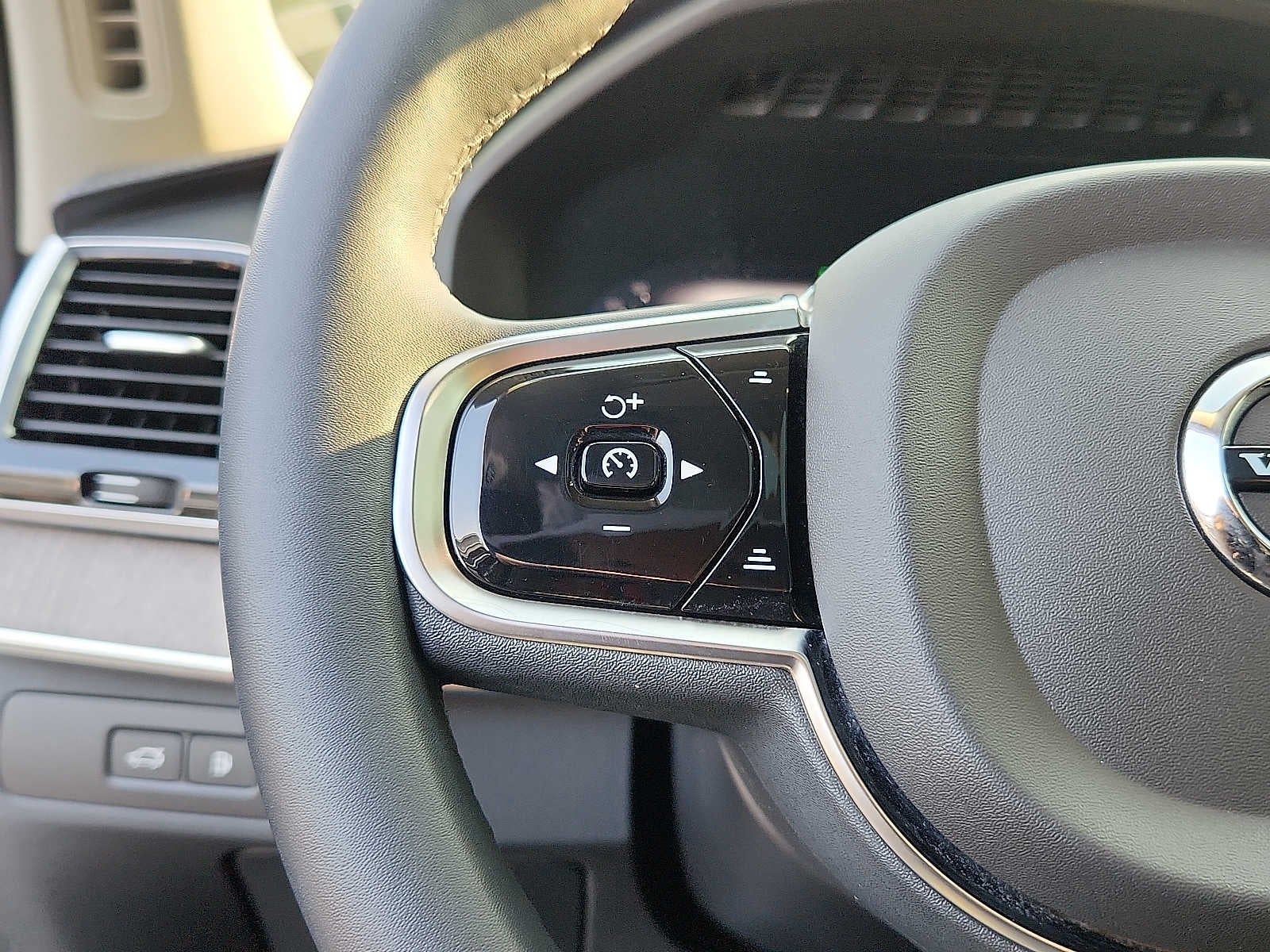 2024 Volvo XC90 Recharge Plug-In Hybrid Ultimate Bright Theme