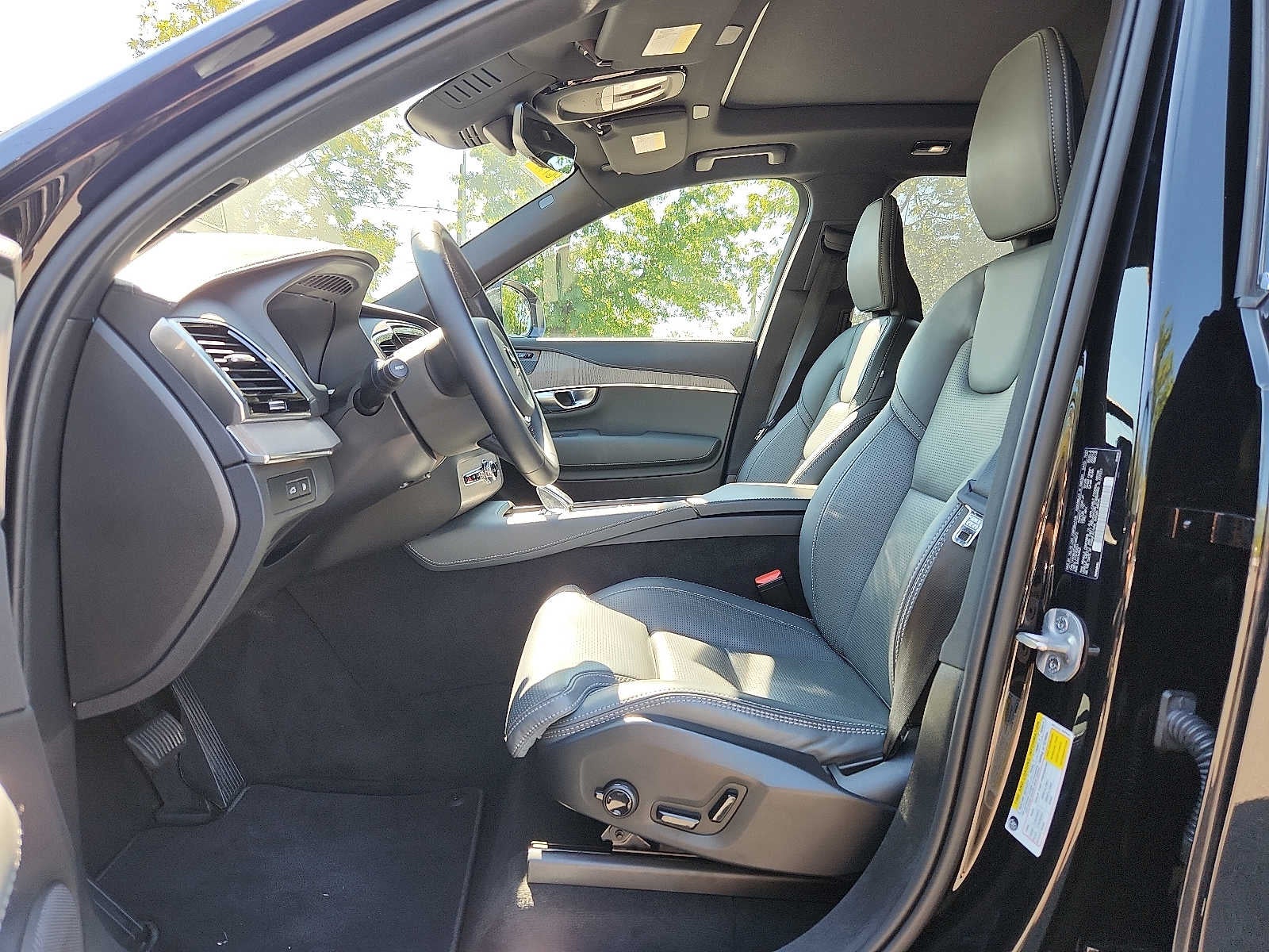 2024 Volvo XC90 Recharge Plug-In Hybrid Ultimate Bright Theme