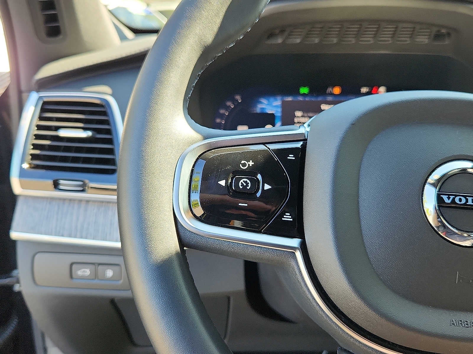 2024 Volvo XC90 Recharge Plug-In Hybrid Ultimate Bright Theme