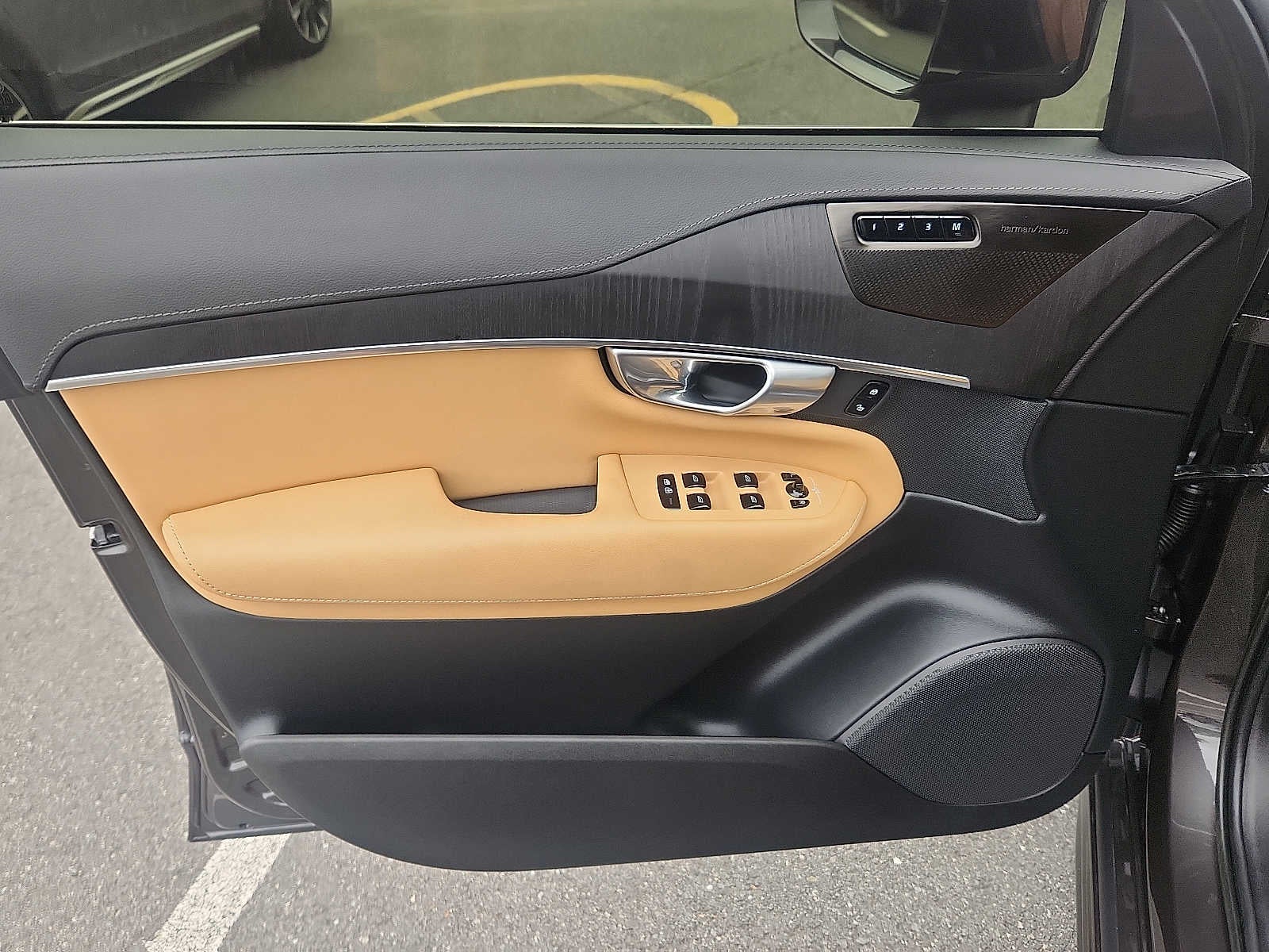 2024 Volvo XC90 Recharge Plug-In Hybrid Ultimate Bright Theme