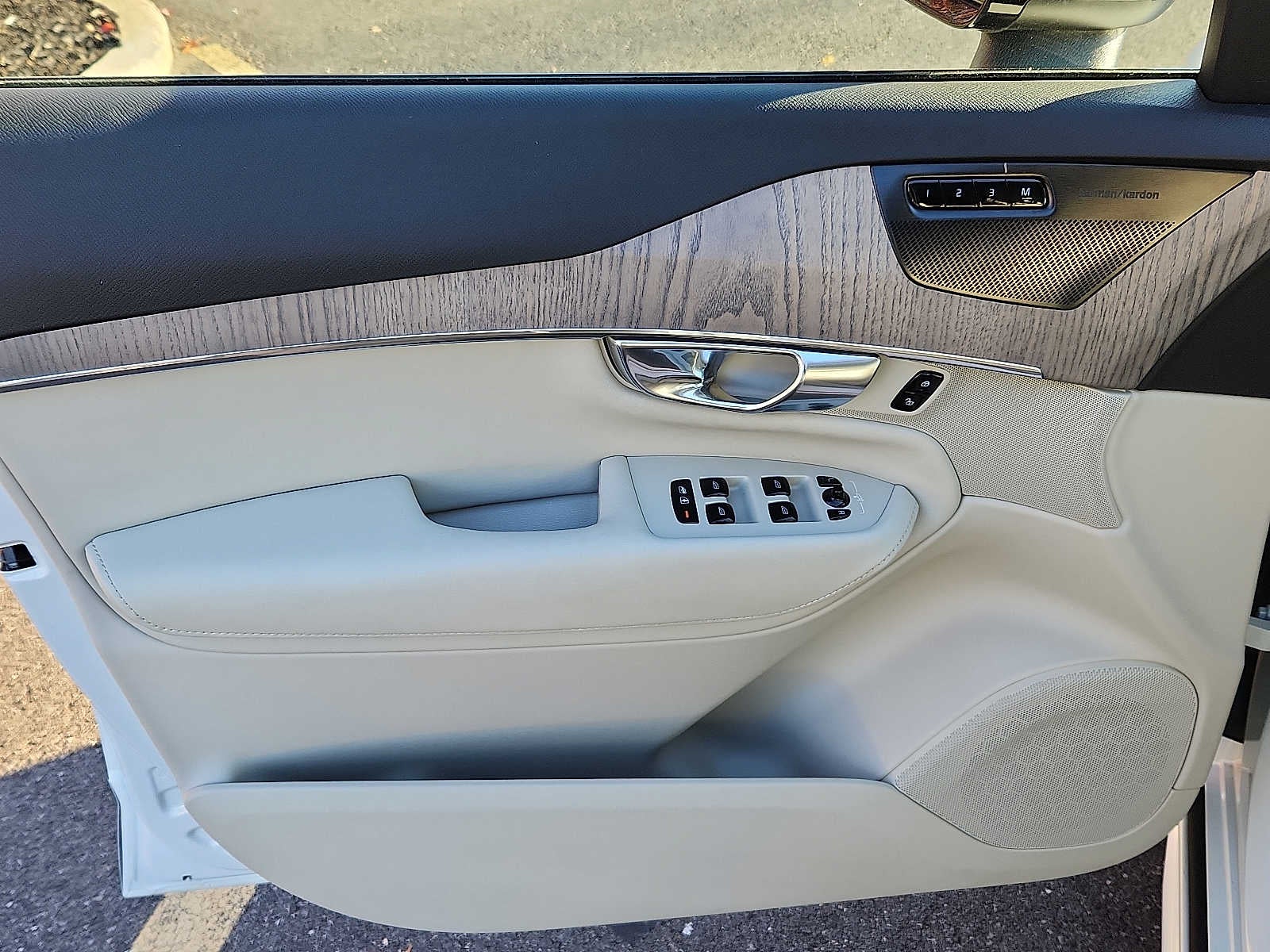 2023 Volvo XC90 Recharge Plug-In Hybrid Plus Dark Theme