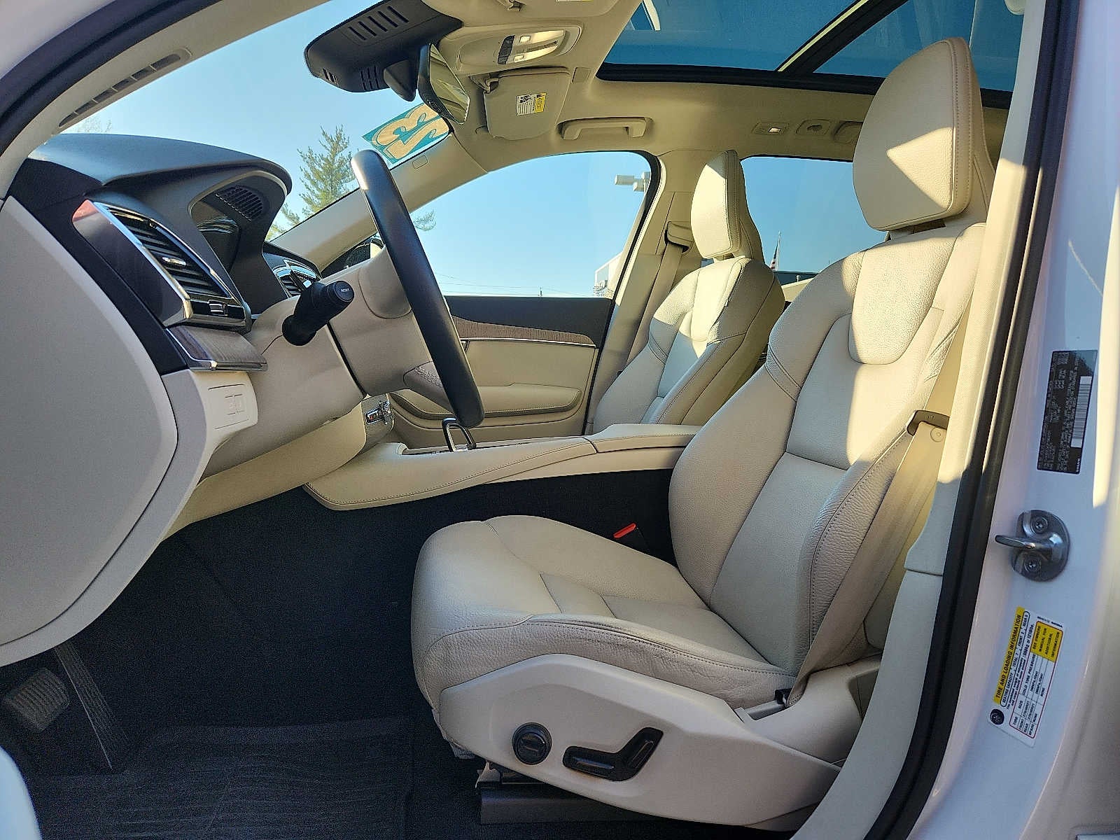 2023 Volvo XC90 Recharge Plug-In Hybrid Plus Dark Theme