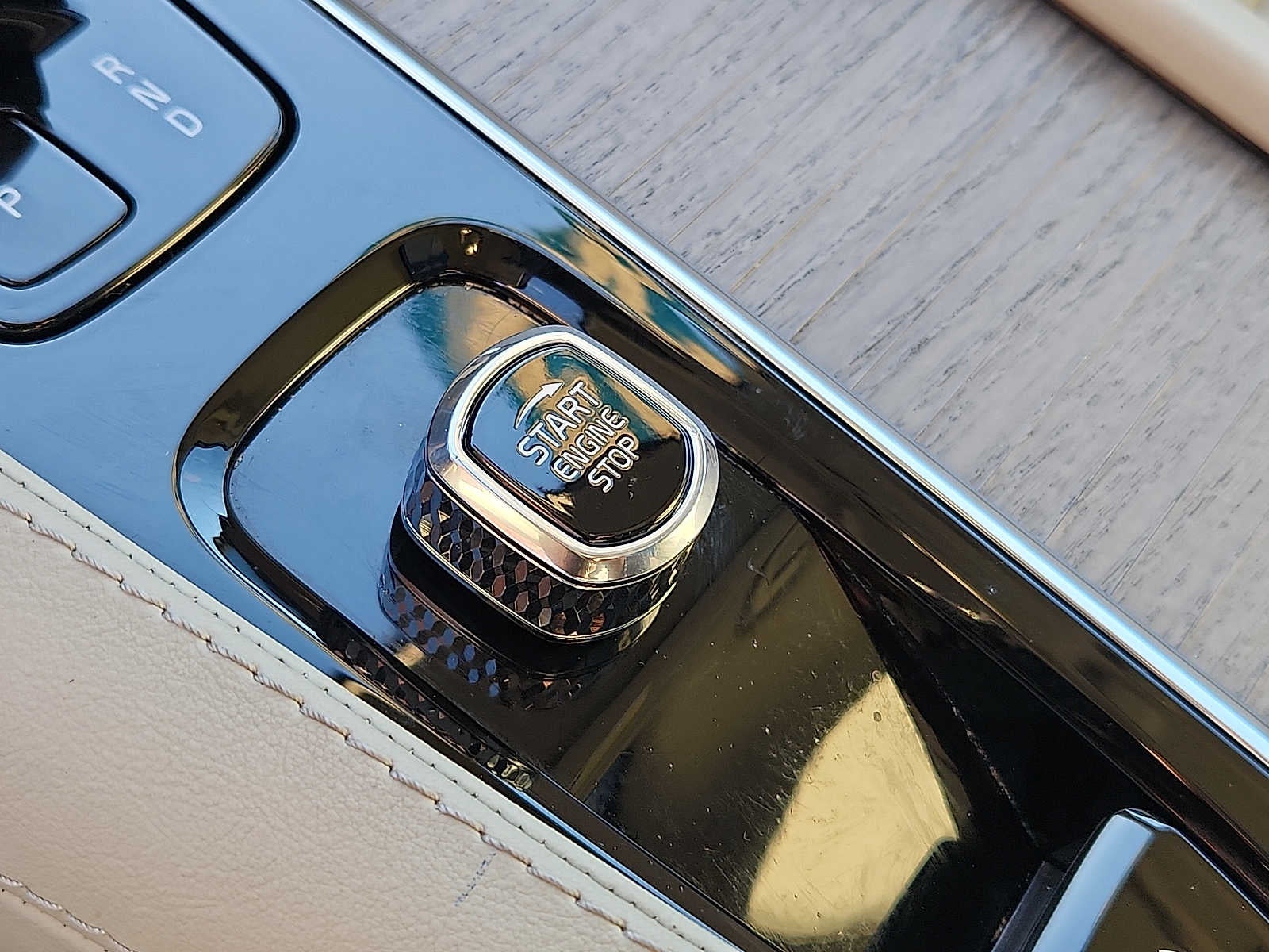 2023 Volvo XC90 Recharge Plug-In Hybrid Plus Dark Theme