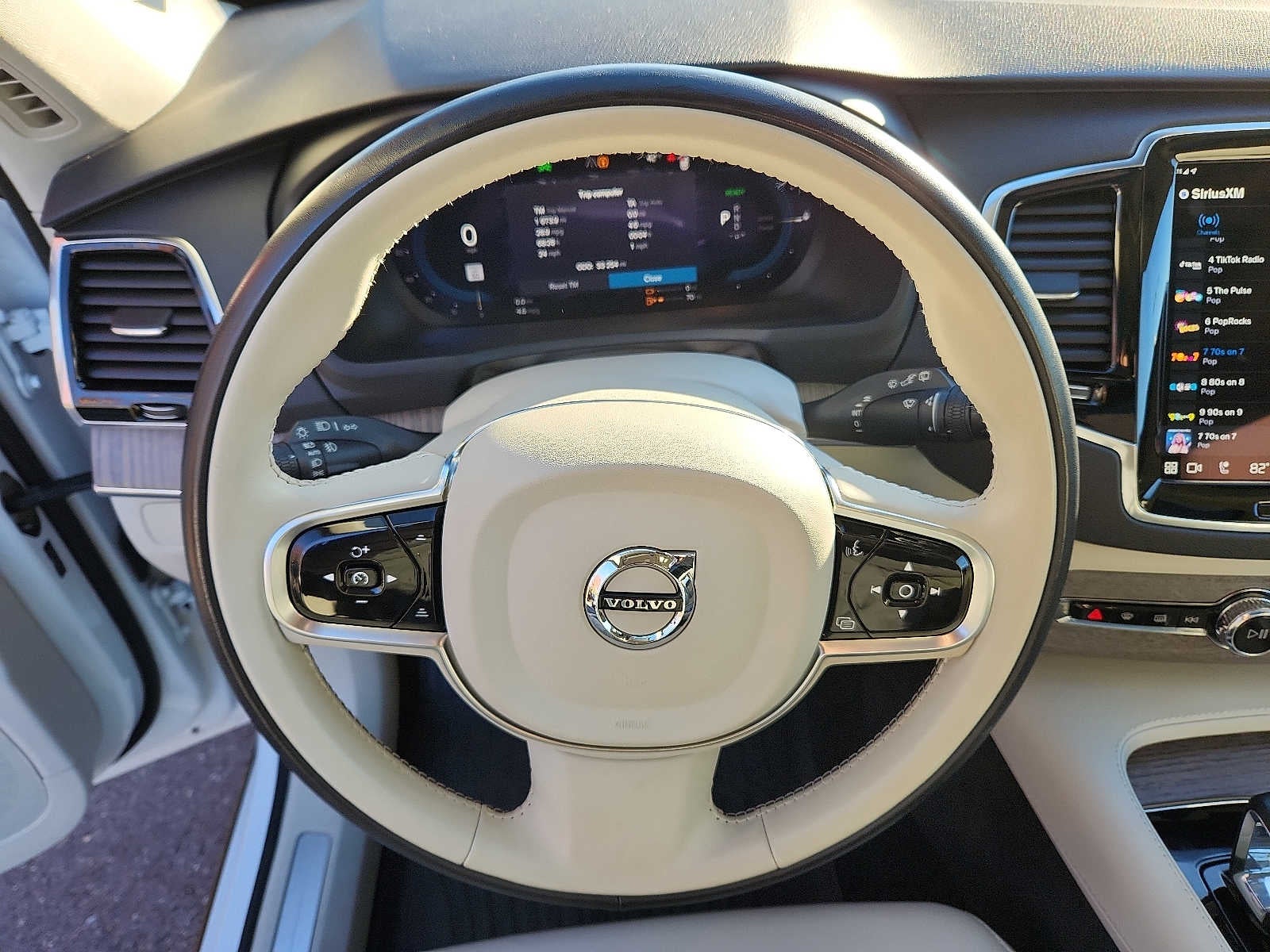 2023 Volvo XC90 Recharge Plug-In Hybrid Plus Dark Theme