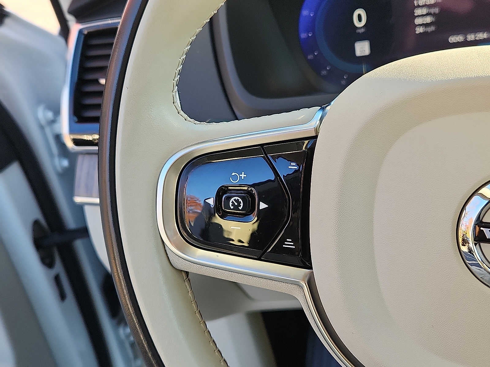 2023 Volvo XC90 Recharge Plug-In Hybrid Plus Dark Theme